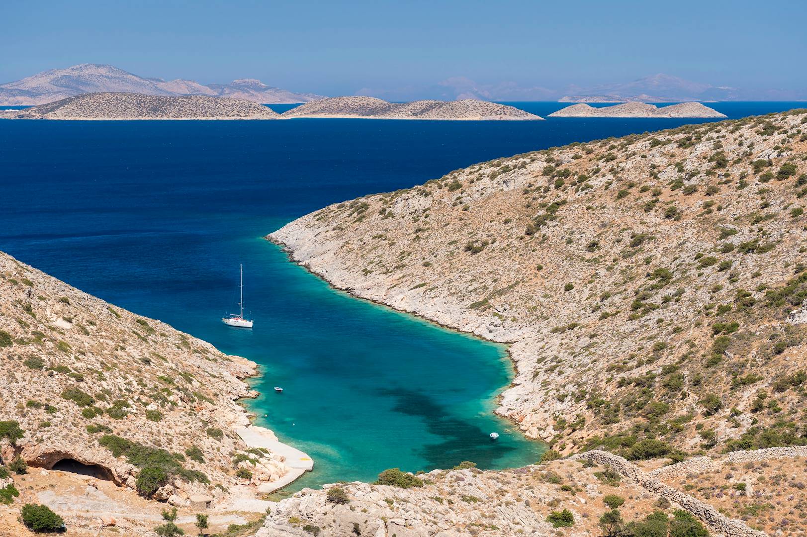 Bateau dans la baie de Tourkopigado - Île d'Iraklia - Cyclades - Grèce