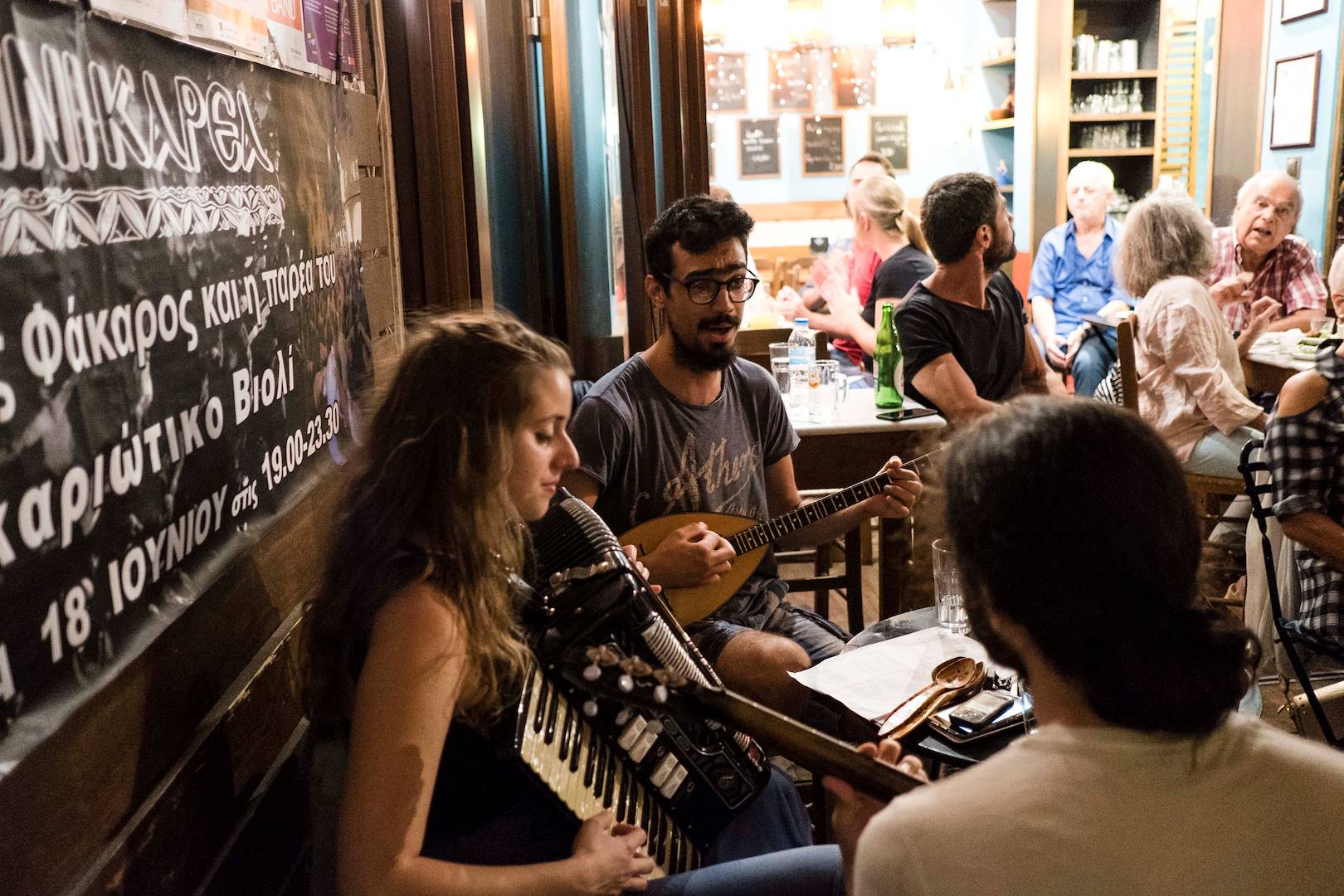 Rencontre avec des musiciens dans un restaurant populaire - Athènes - Grèce
