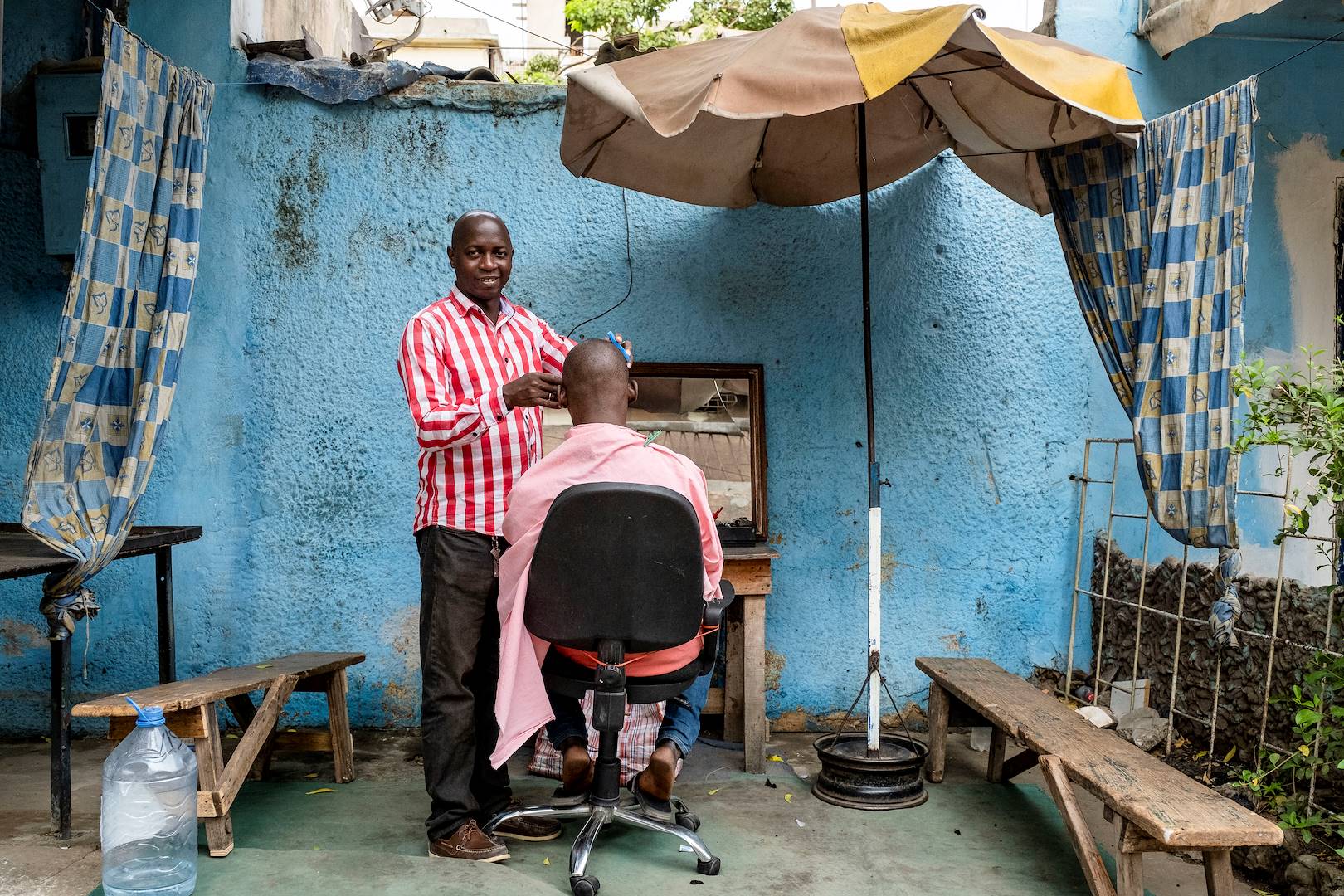 Coiffeur de rue dans la quartier Médina - Dakar - Sénégal