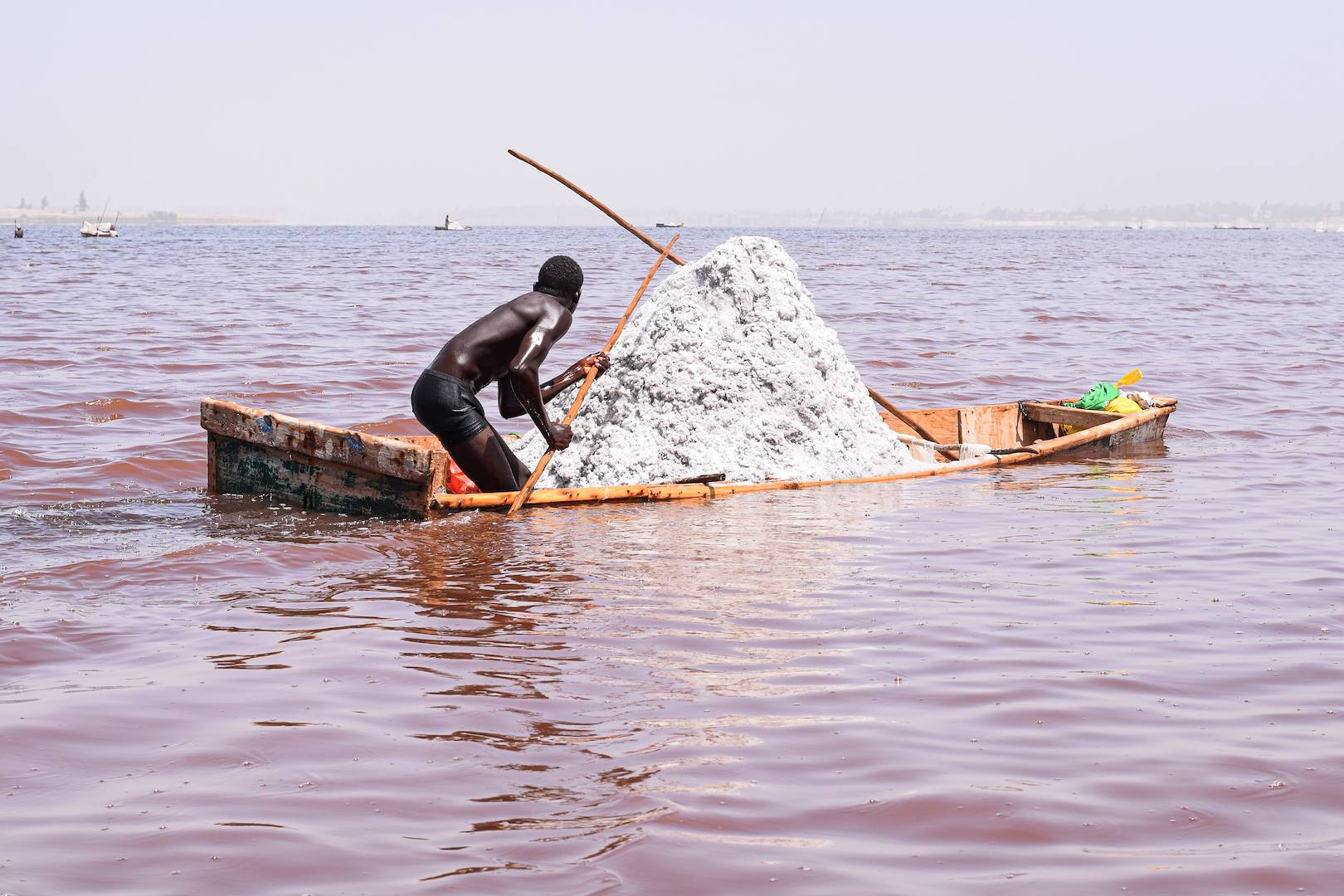 Scène de vie sur le Lac Rose - Sénégal