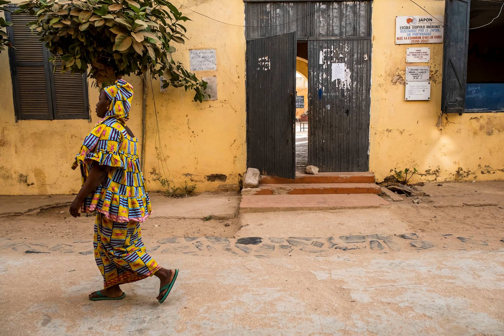 Scène de vie dans une rue de l'Île de Gorée - Sénégal