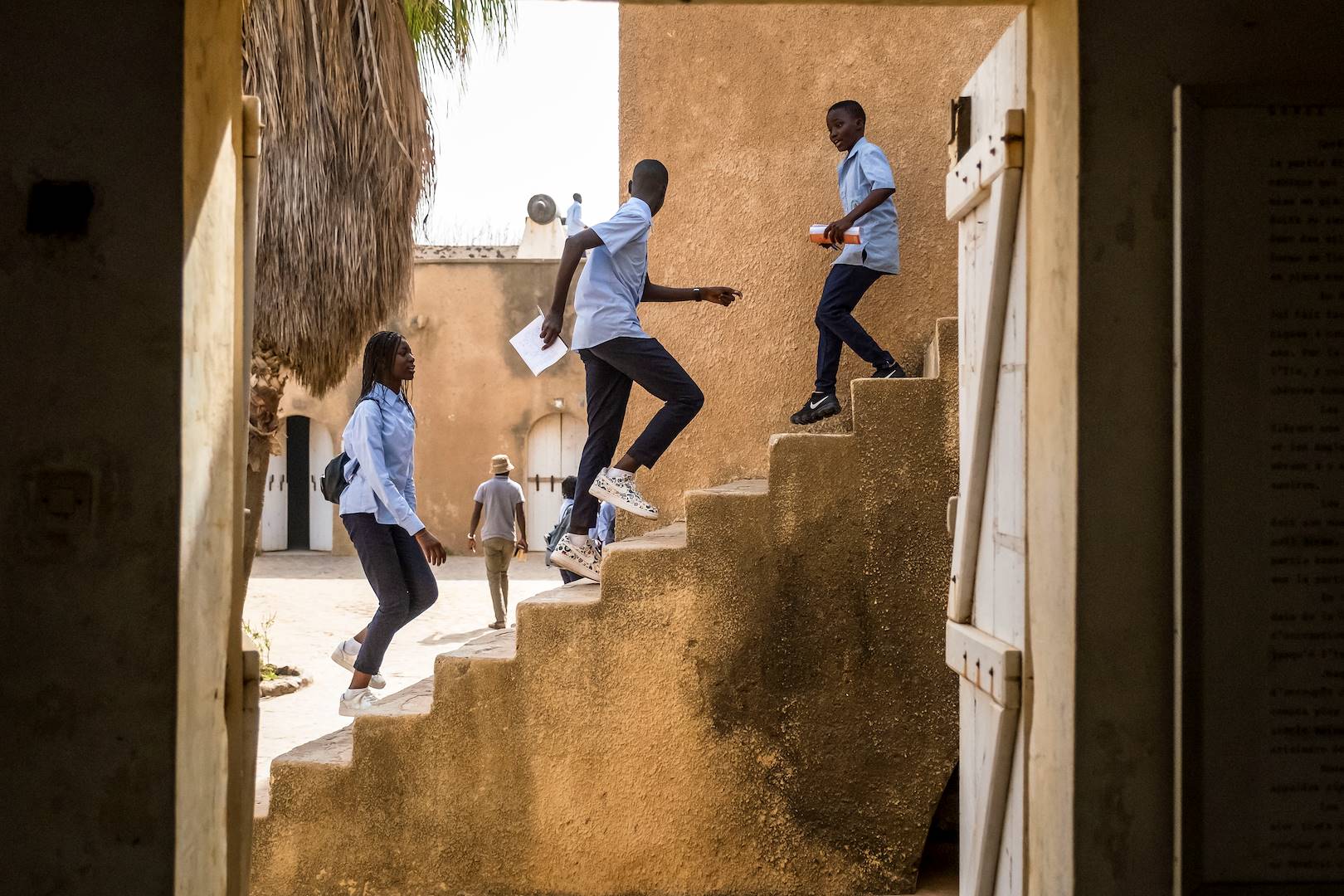 Lycéens visitant la Maison des Esclaves, édifice historique - Île de Gorée - Sénégal