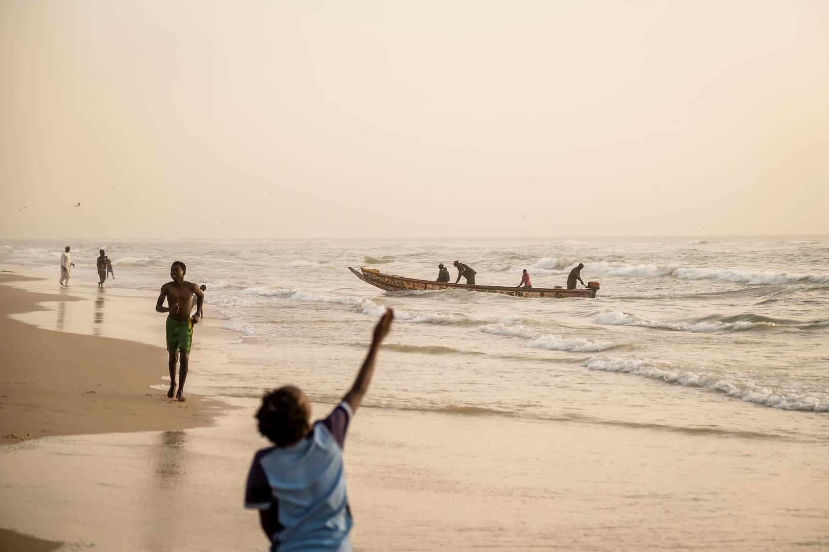 Scène de vie sur la plage, au coucher du soleil - Saly - Sénégal