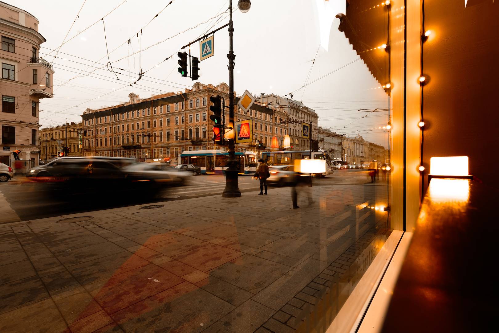 Saint-Pétersbourg depuis la fenêtre d'un café - Russie