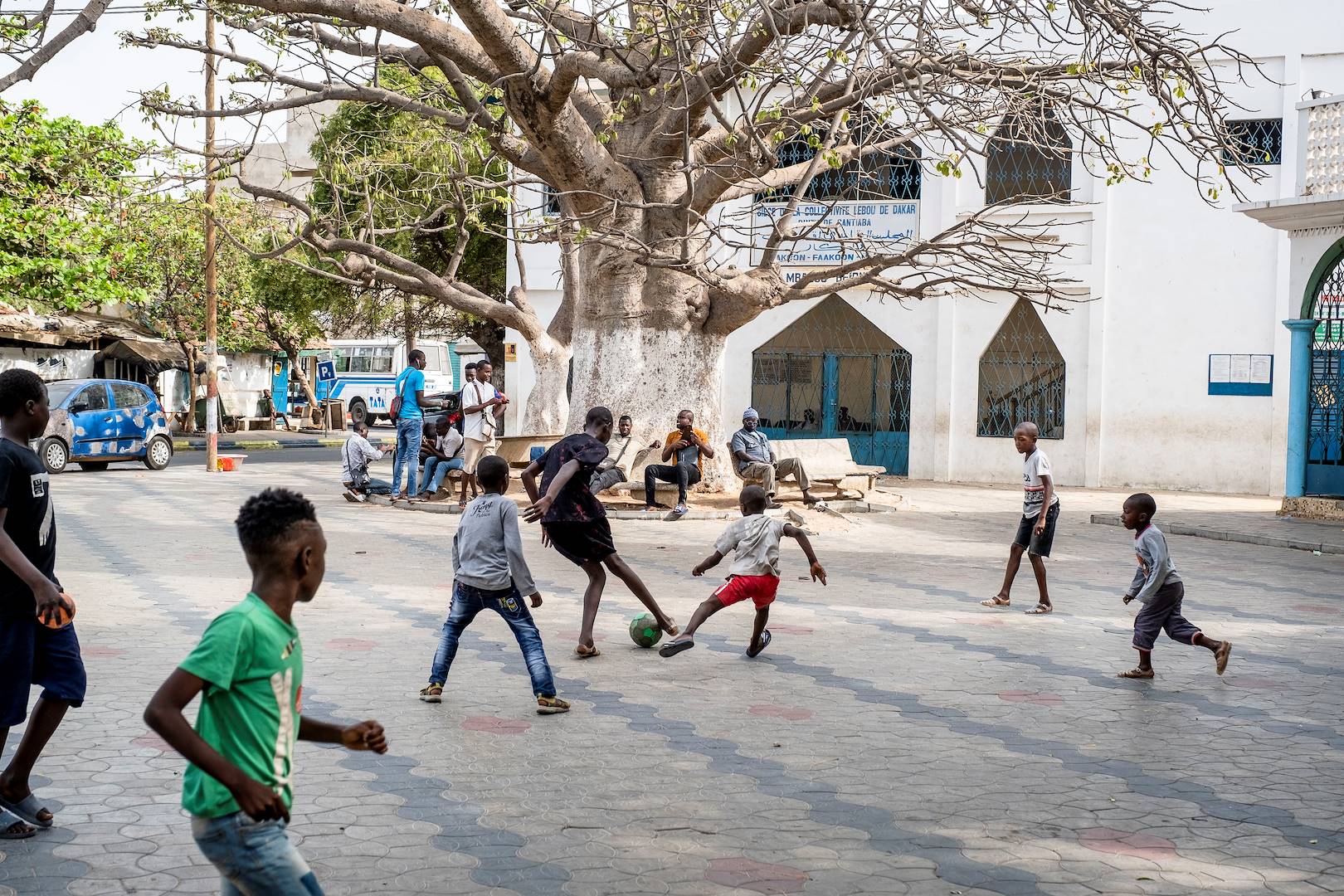 Enfants jouant au football sur une petite place de Médina - Dakar - Sénégal