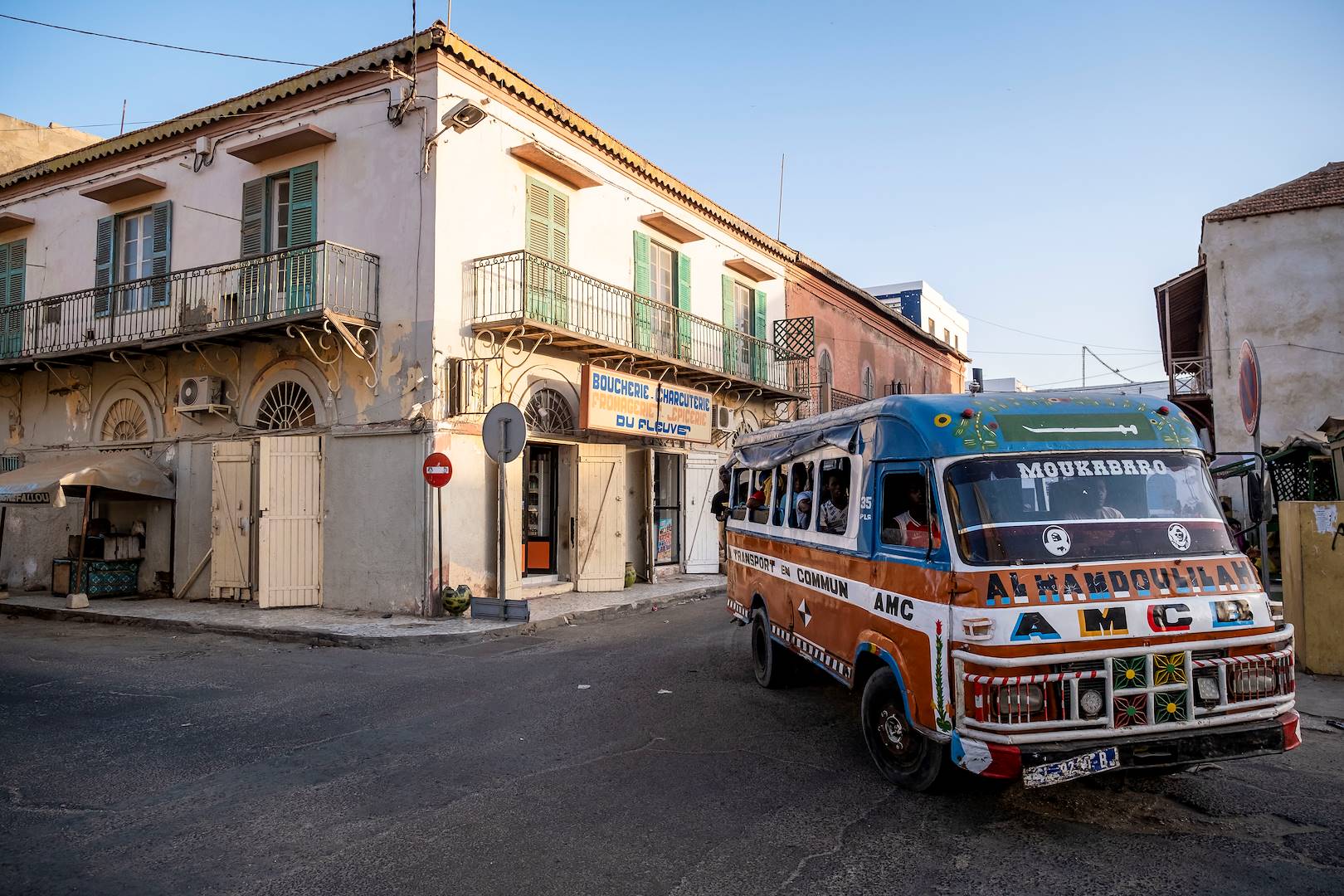 Bus coloré dans une rue de Saint Louis - Sénégal