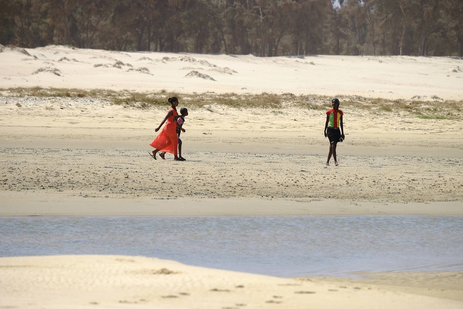Femmes sur la plage de la Langue de Barbarie - Sénégal