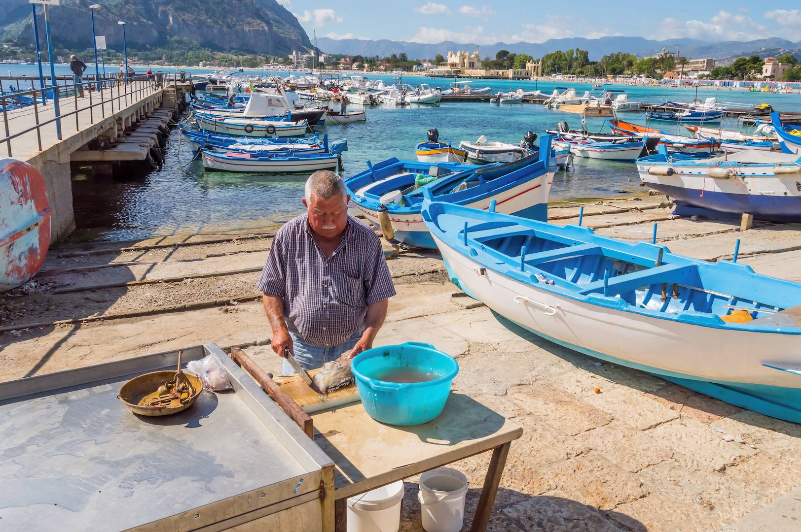 Pêcheur dans le port de Castellammare del Golfo - Sicile - Italie