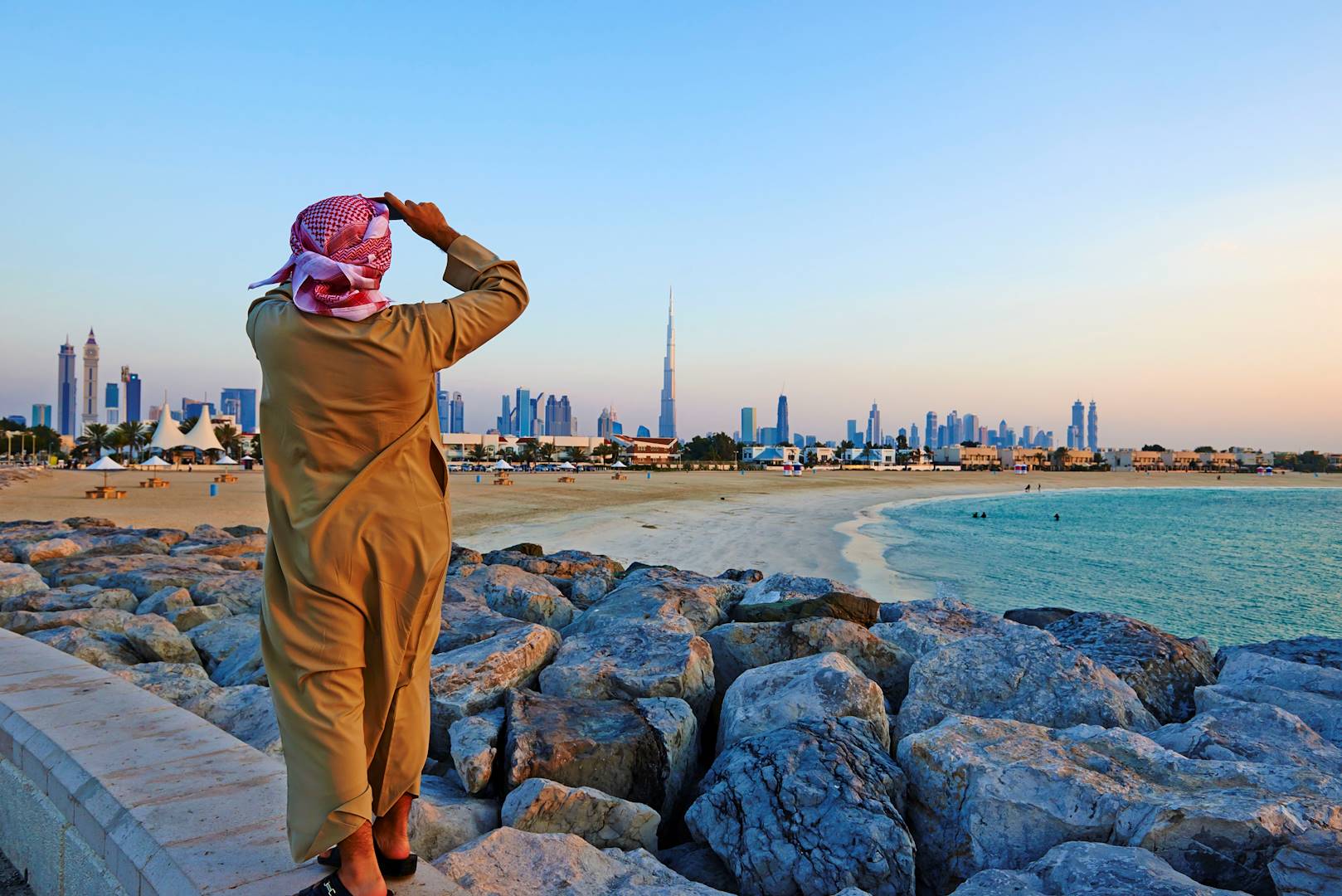 Vue sur la ville de Dubaï depuis la plage de Jumeirah - Emirats Arabes Unis