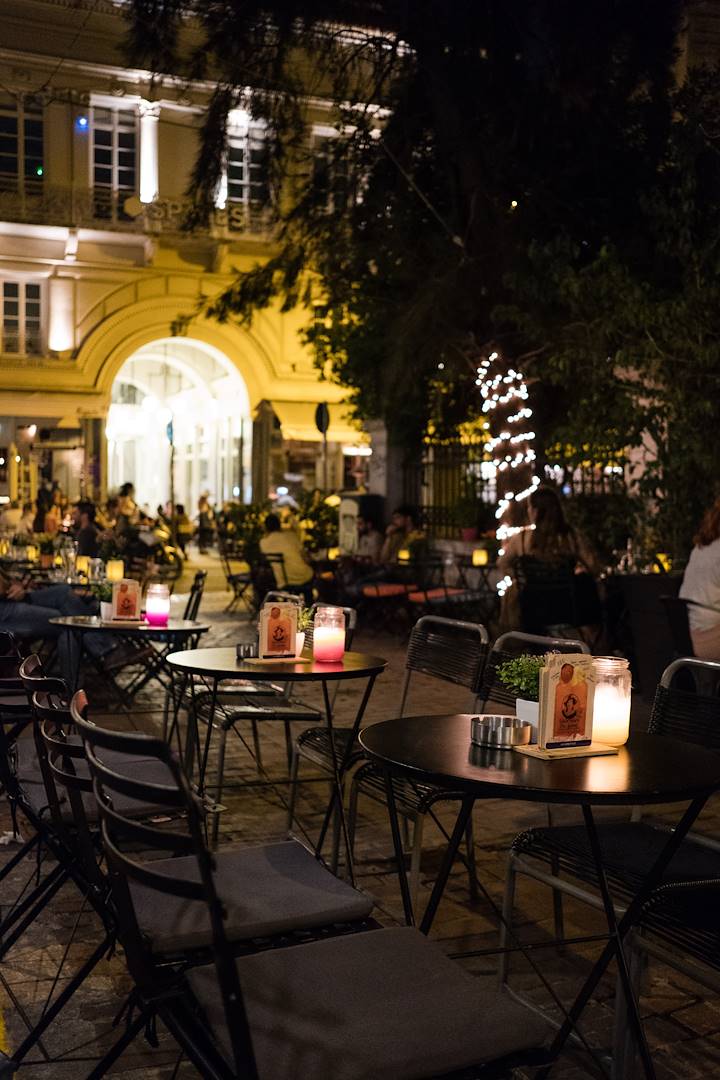 Soirée en terrasse dans le quartier de Plaka - Athènes - Grèce