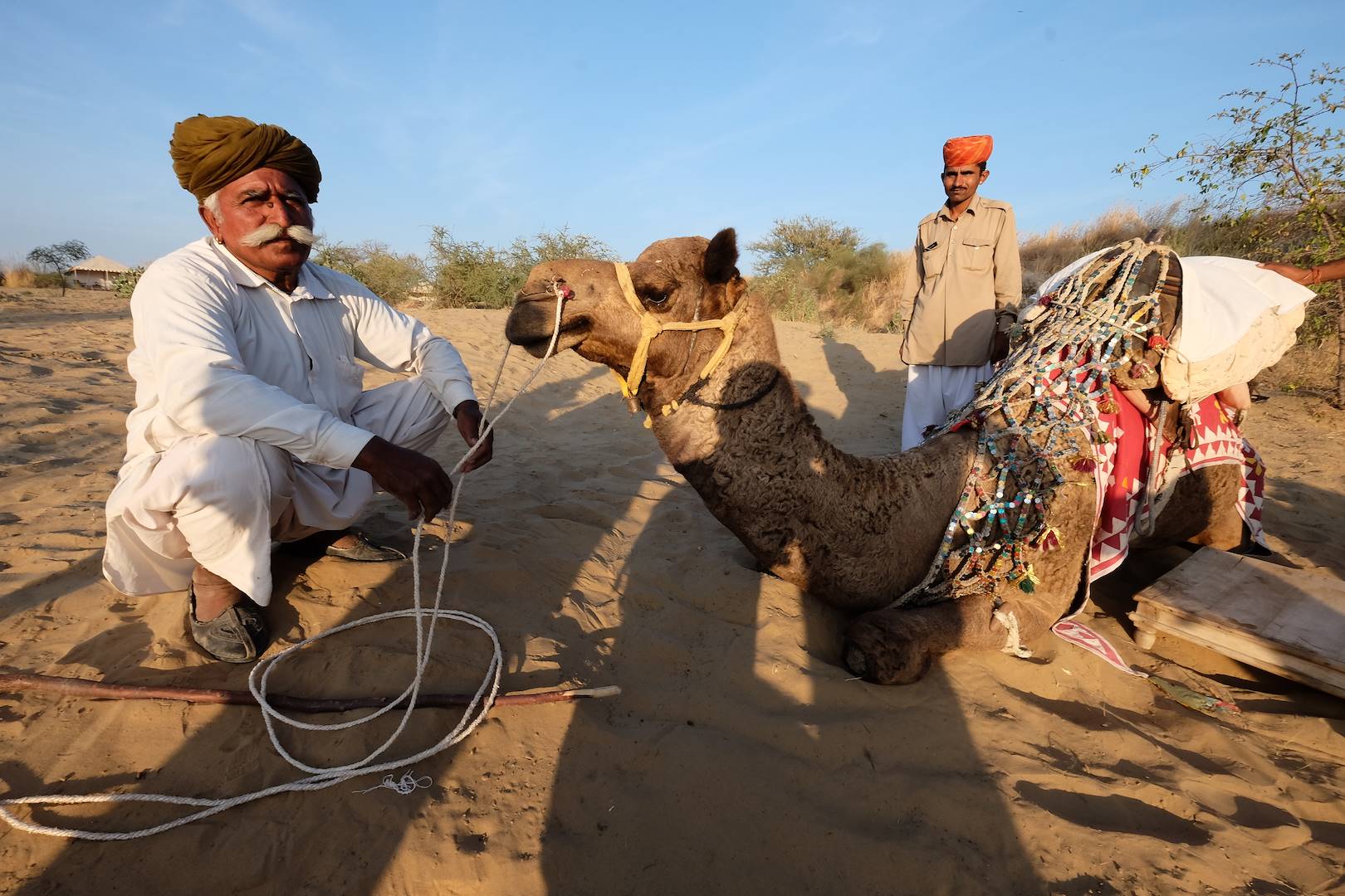 Deux hommes et un dromadaire dans le désert du Thar - Rajasthan - Inde