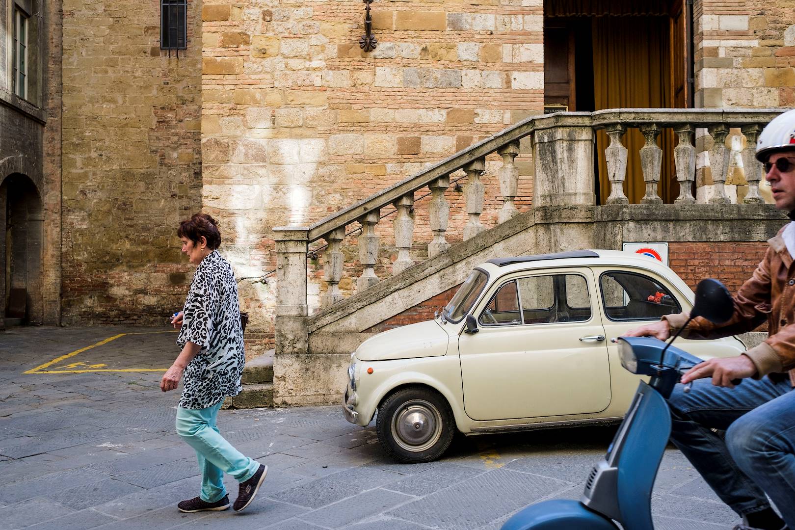 Scène de vie et vespa dans les rues de Pise - Toscane - Italie