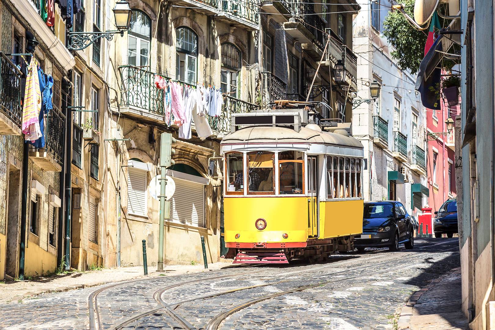 Tramway dans les rues de Lisbonne - Portugal