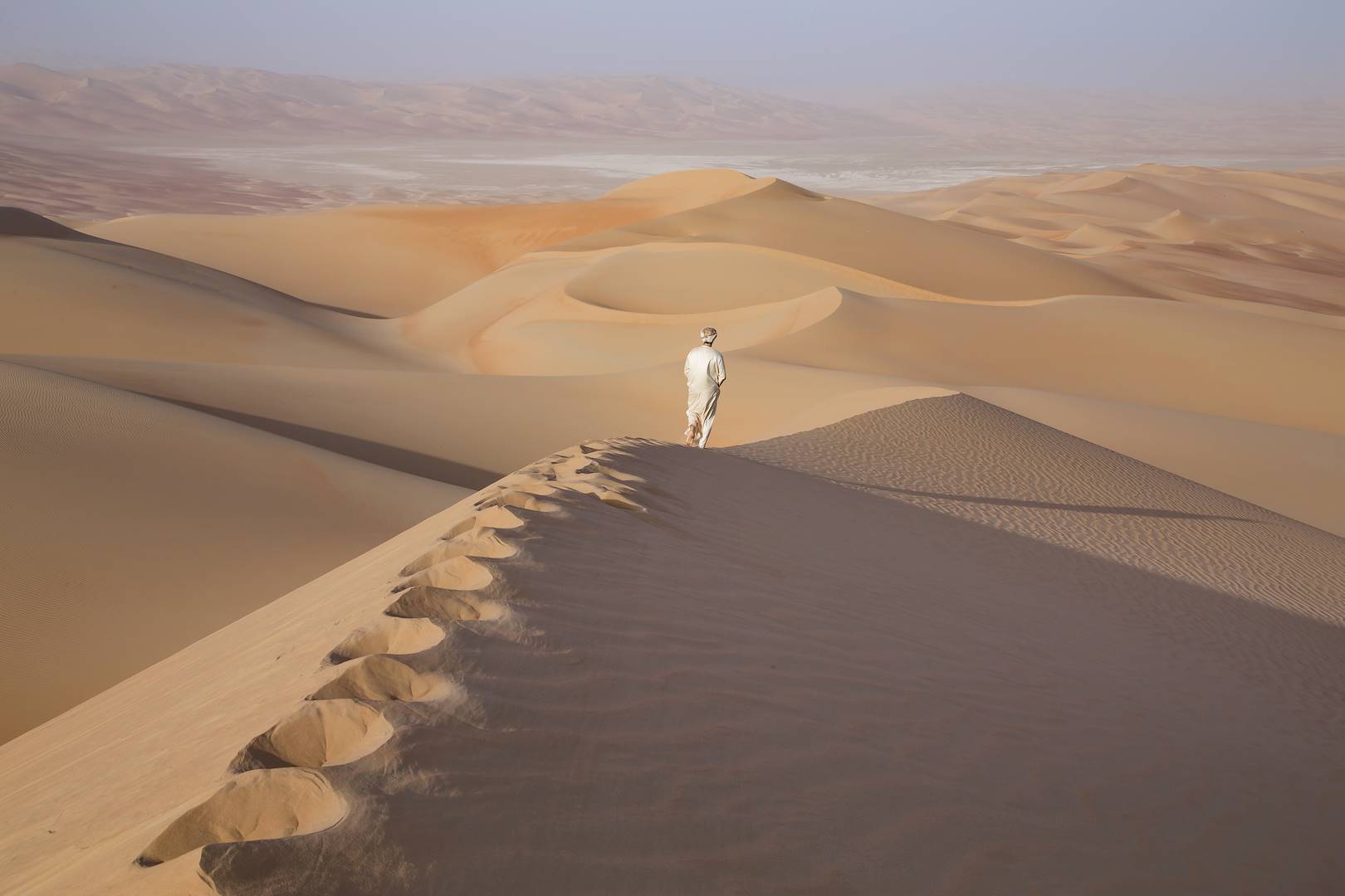 Homme dans le désert de Liwa - Emirats Arabes Unis