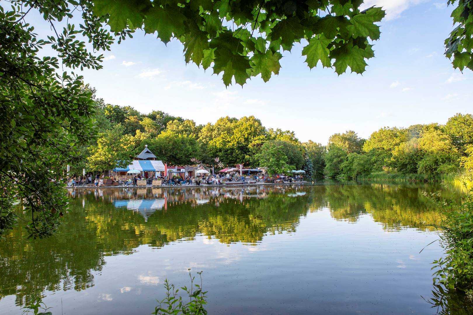 Terrasse au bord du Lac Mollsee au Parc Westpark - Munich - Allemagne