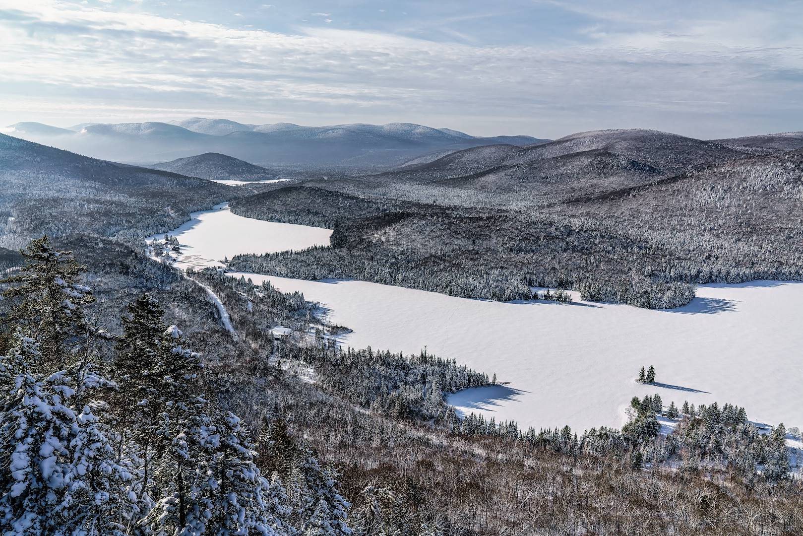 Parc national du Mont-Tremblant sous la neige - Laurentides - Québec - Canada