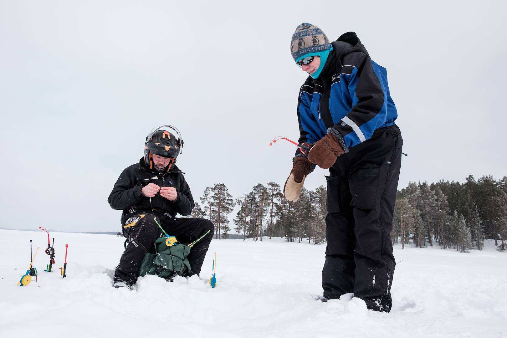 Pêche blanche sur un lac gelé du Québec - Canada