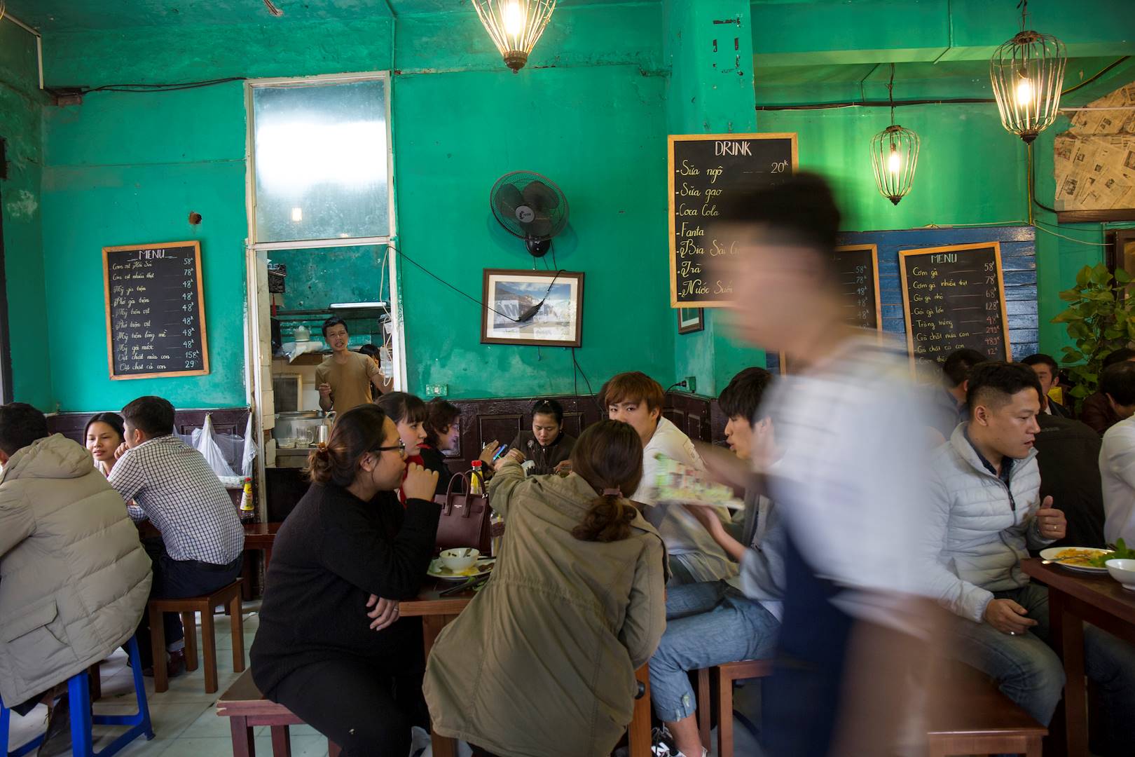 Effervescence dans un restaurant populaire de la ville - Hanoï - Vietnam