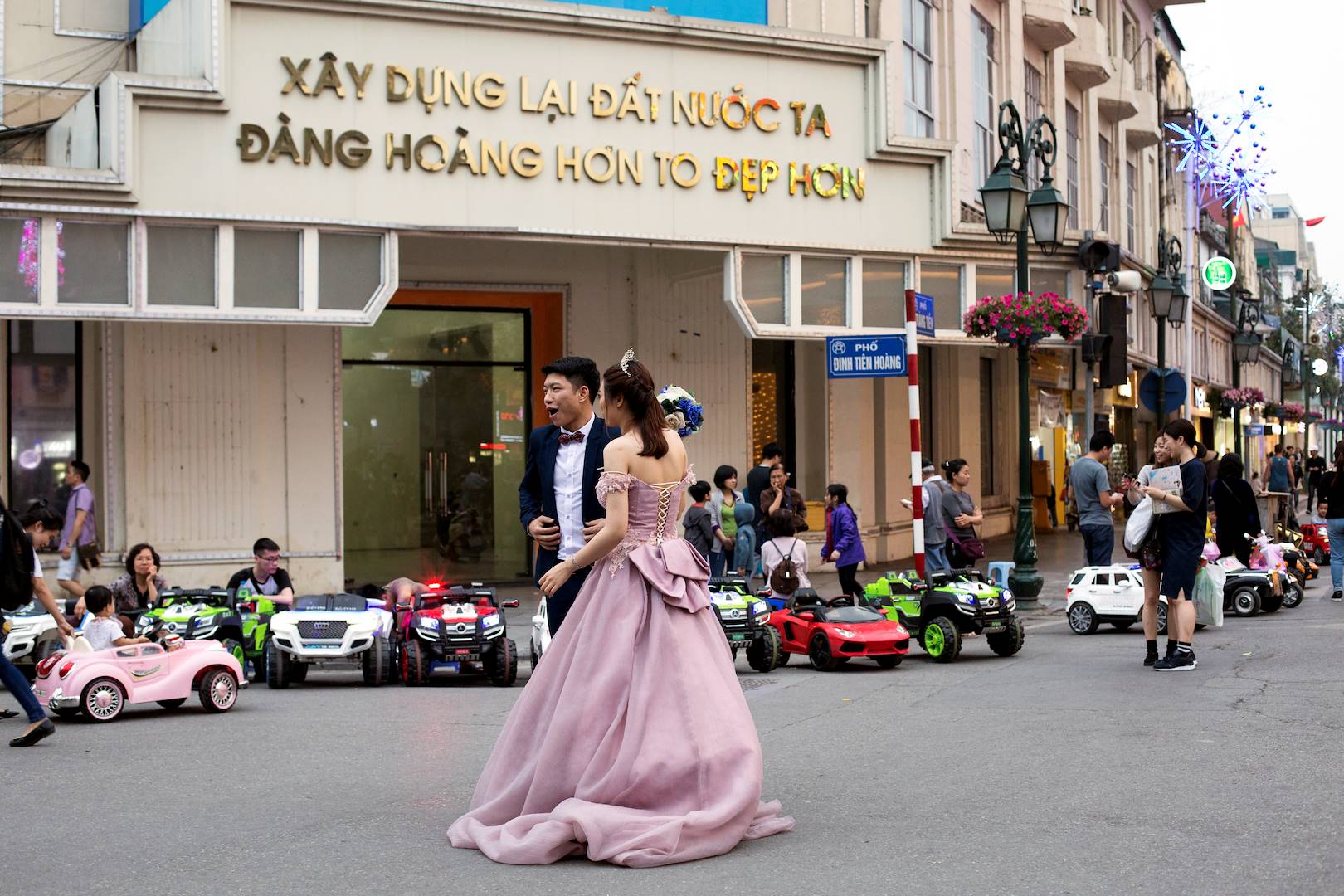 Jeunes mariés dans les rues de Hanoï - Hanoï - Vietnam