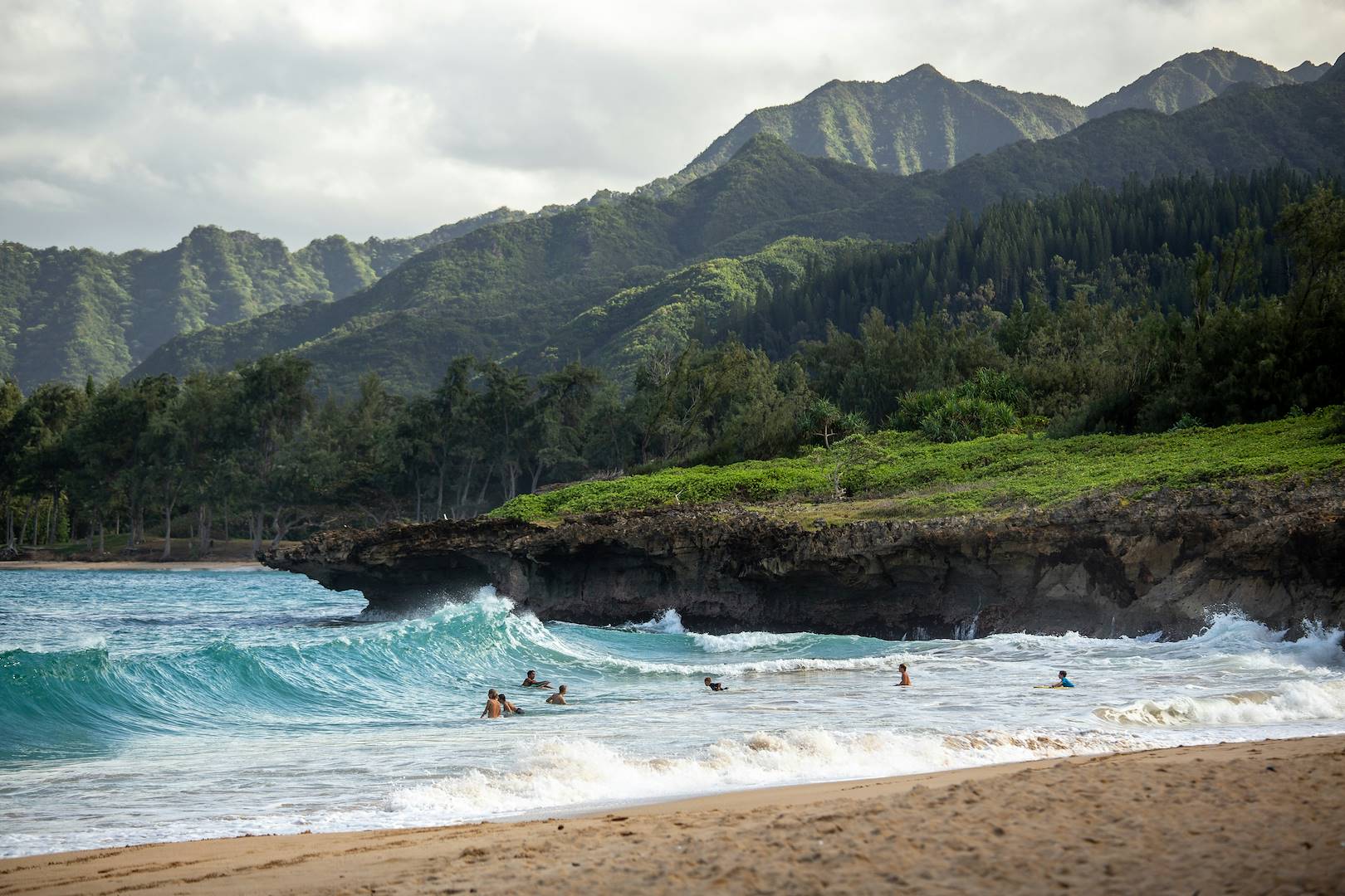 Surfeurs sur un plage d'Hawaii - Etats-Unis