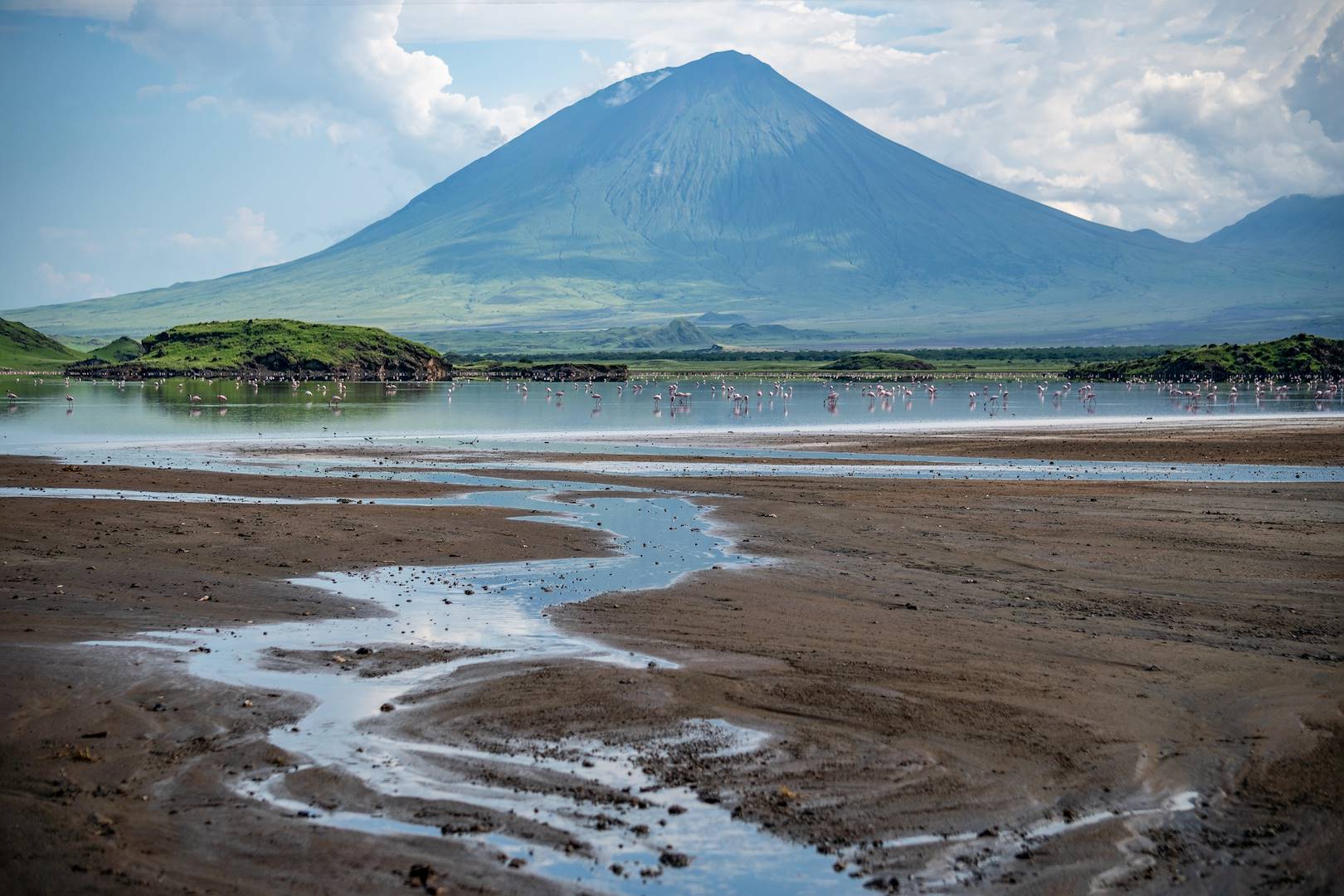 Lac Natron aux pieds du Mont Ol Doinyo Lengai - Tanzanie