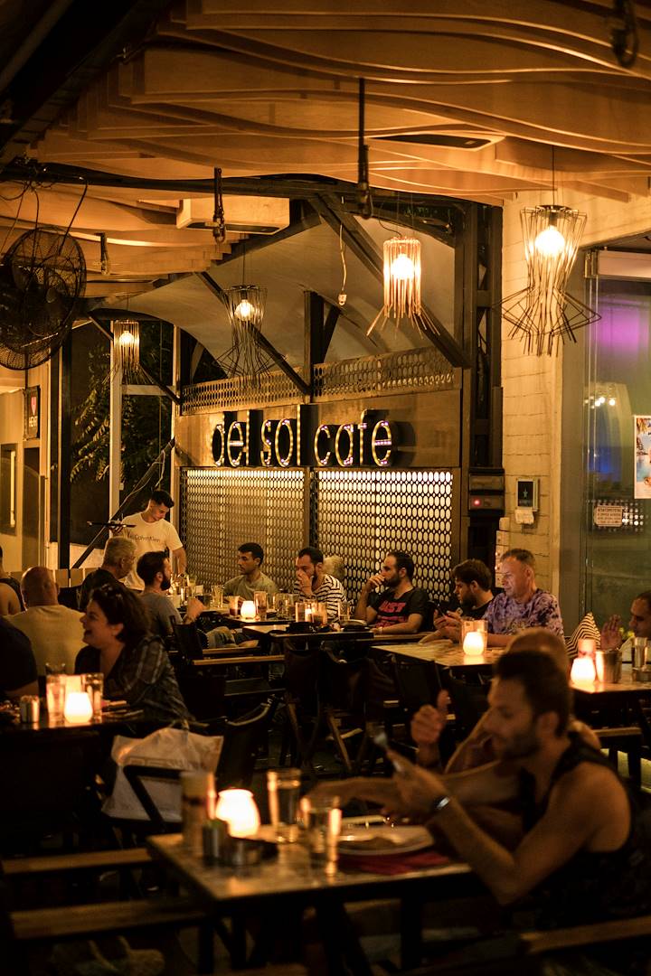 Café populaire à Gazi, quartier branché et culturel d'Athènes - Athènes - Grèce