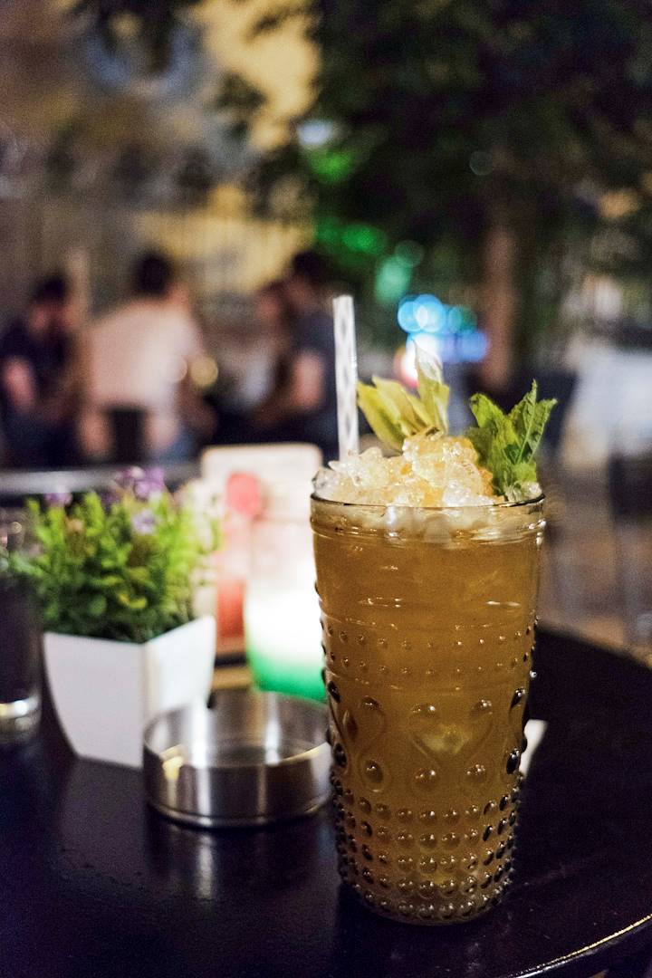 Soirée en terrasse dans le quartier de Plaka - Athènes - Grèce