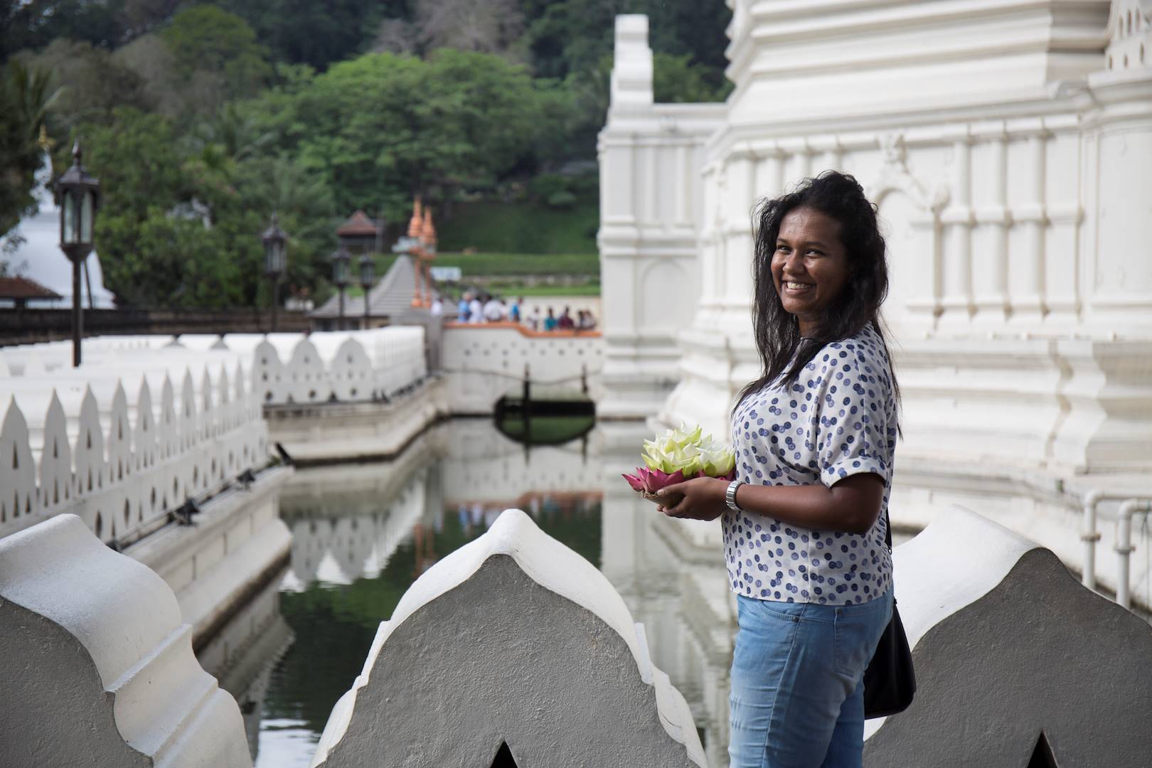 Portrait d'une femme portant son offrande, fleurs, au Temple de la Dent - Kandy - Centre - Sri Lanka