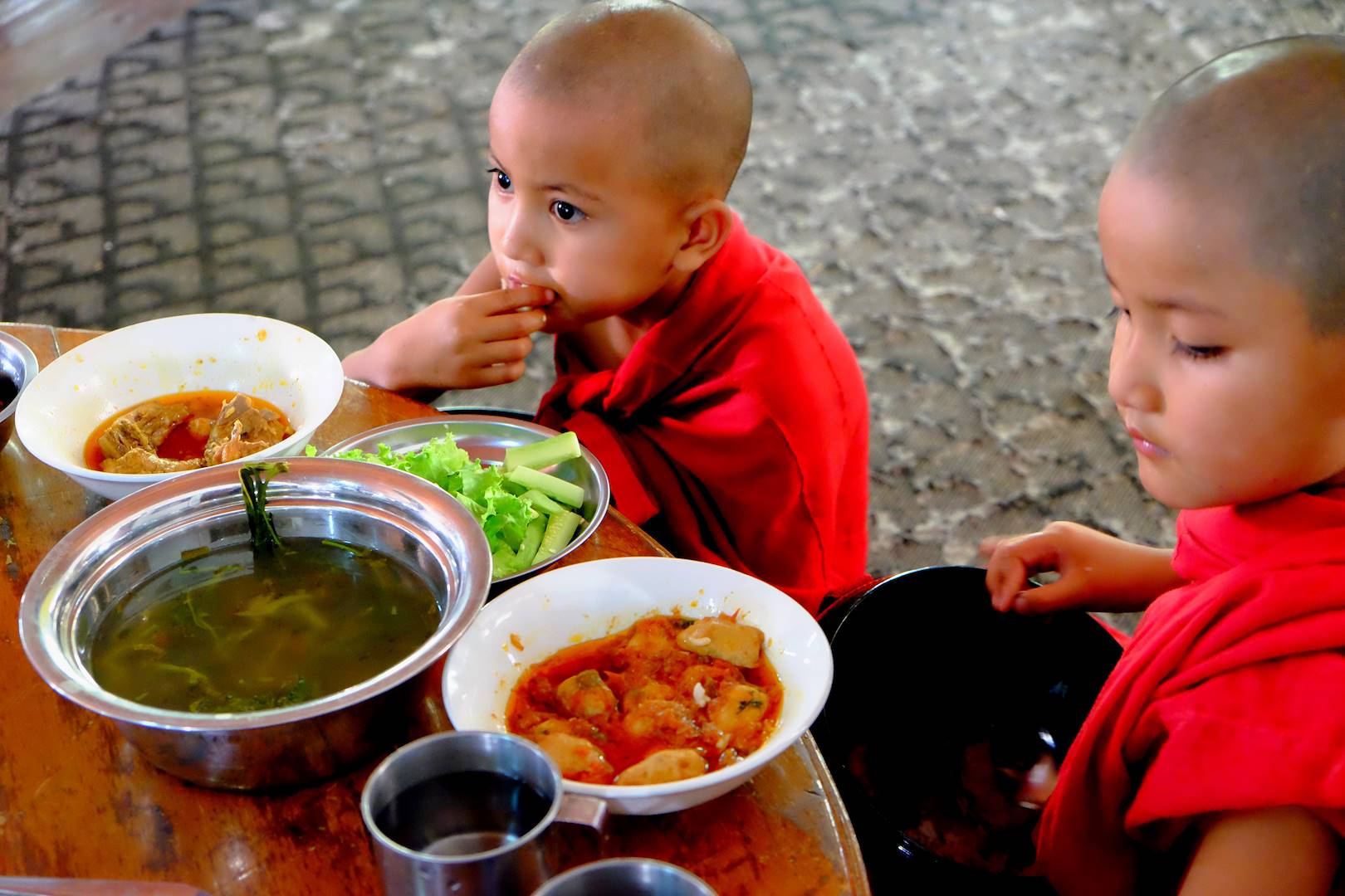 Moines novices à table - Bagan - Birmanie