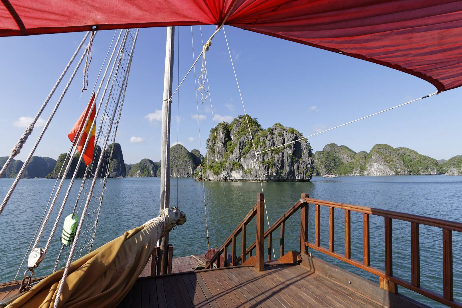 Sur le pont d'une jonque - Baie d'Halong - Vietnam