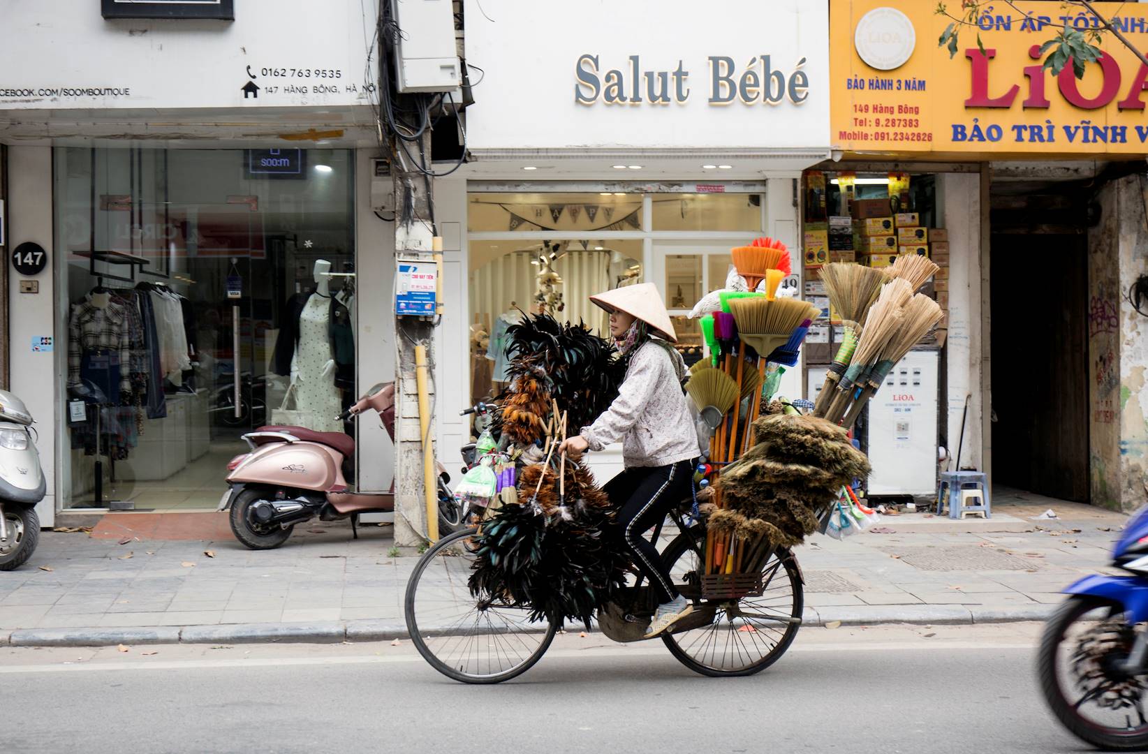 Marchande ambulante de balais dans le Quartier Français - Hanoï - Vietnam