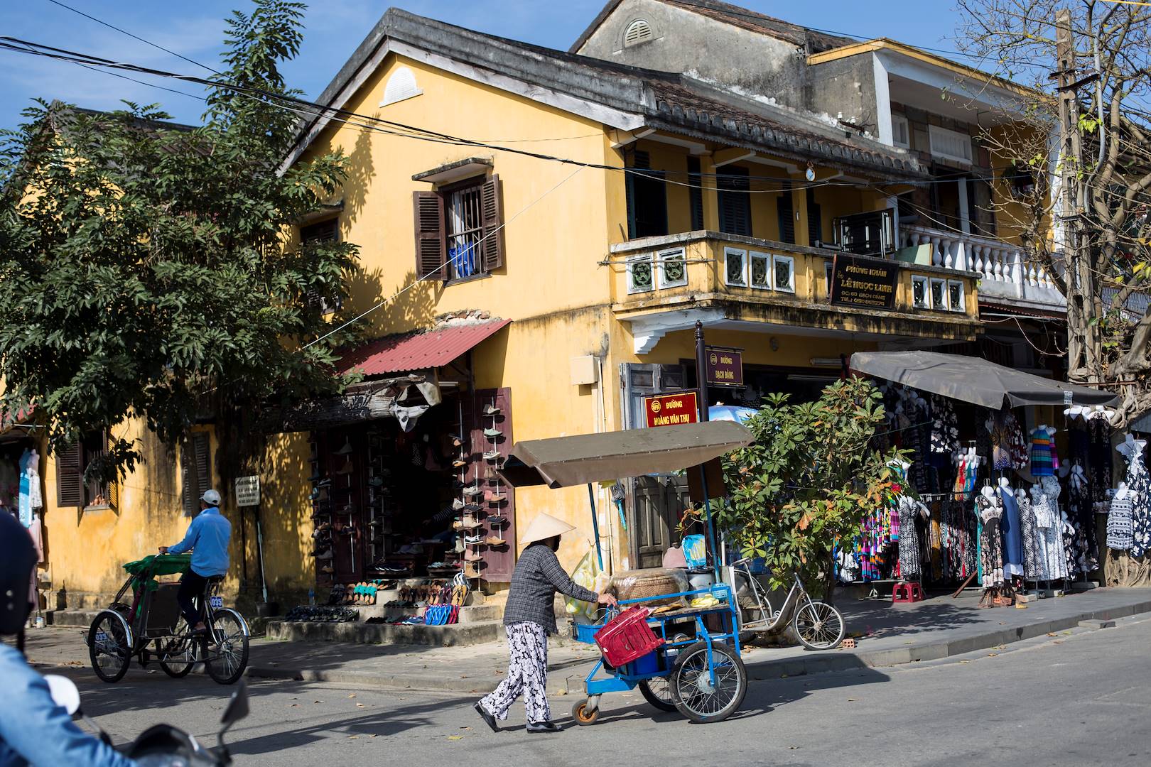 Commerces et marchands ambulants dans les rues de Hoi An - Hoi An - Vietnam