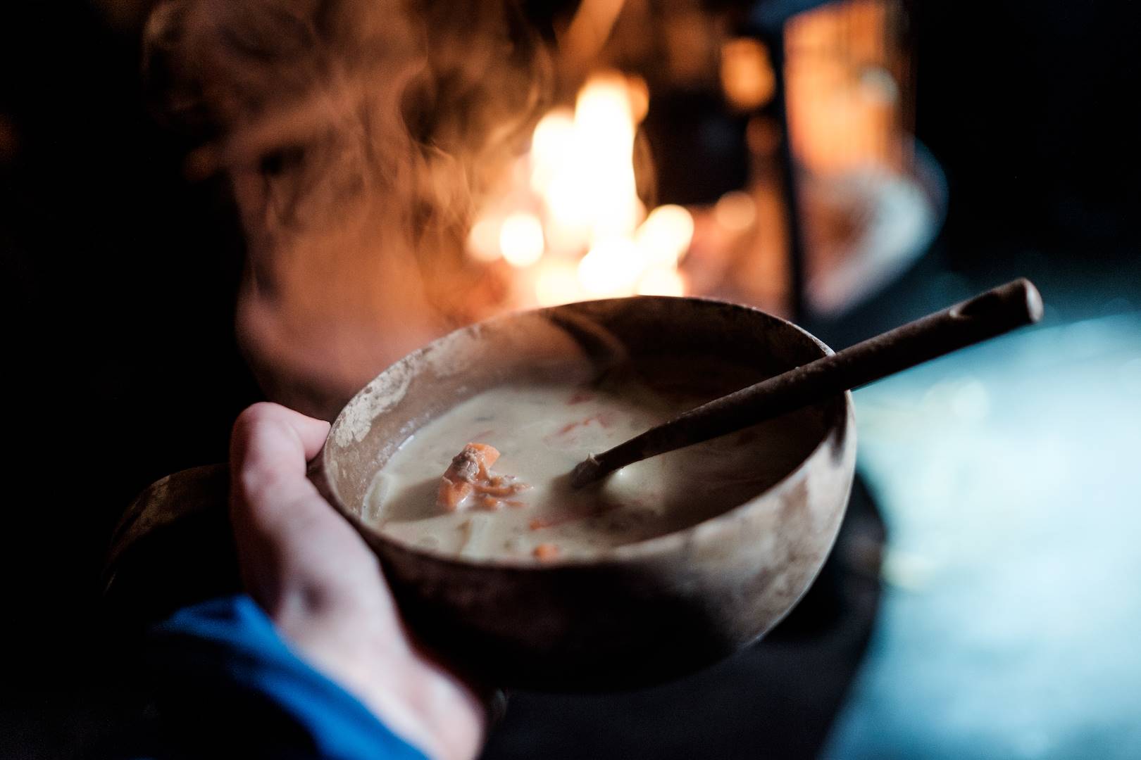 Repas autour d'un feu - Finlande