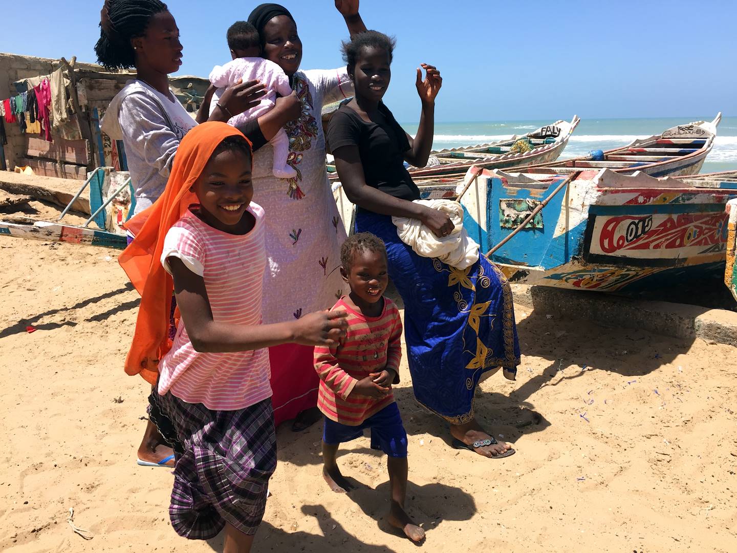 Femmes et enfants au port de Saint-Louis - Sénégal