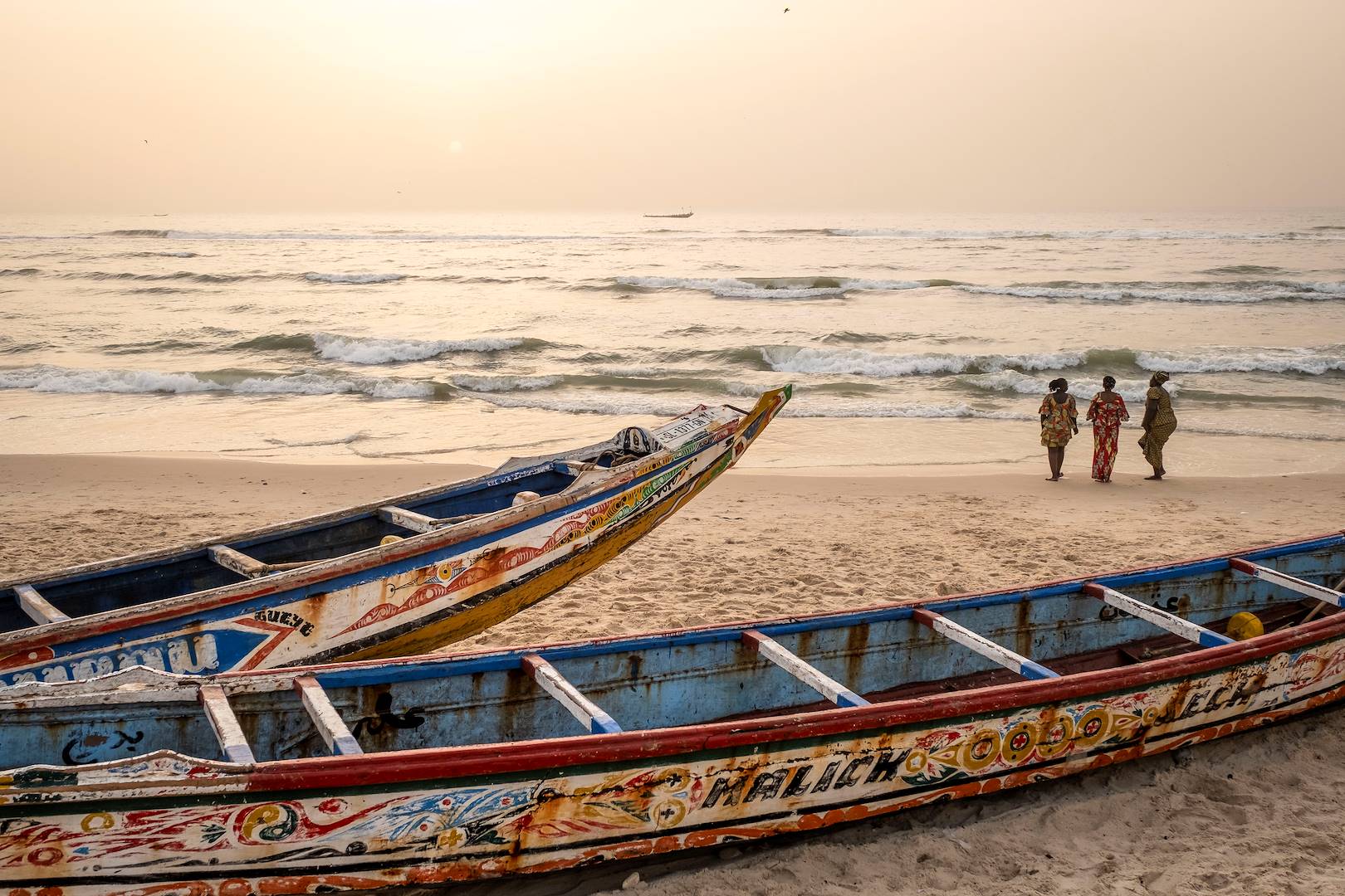 Scène de vie sur la plage, au coucher du soleil - Saint Louis - Sénégal