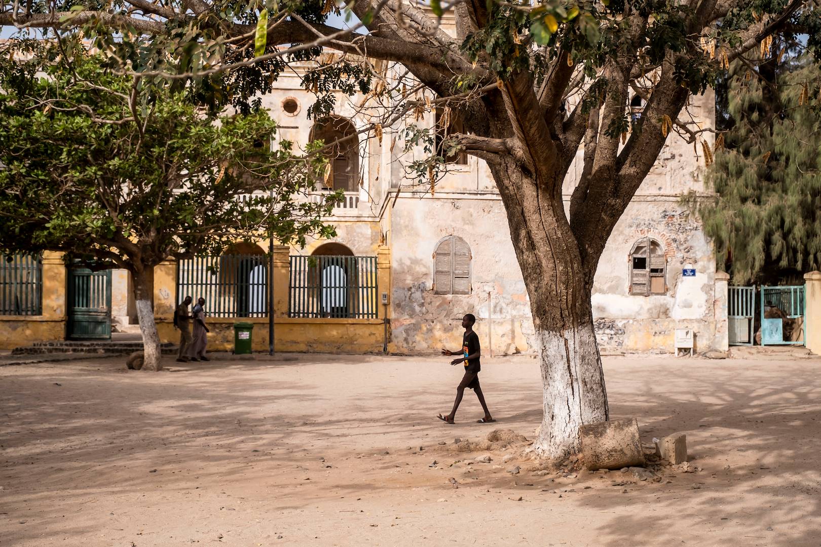 Scène de vie sur la place principale de l'Île de Gorée - Sénégal