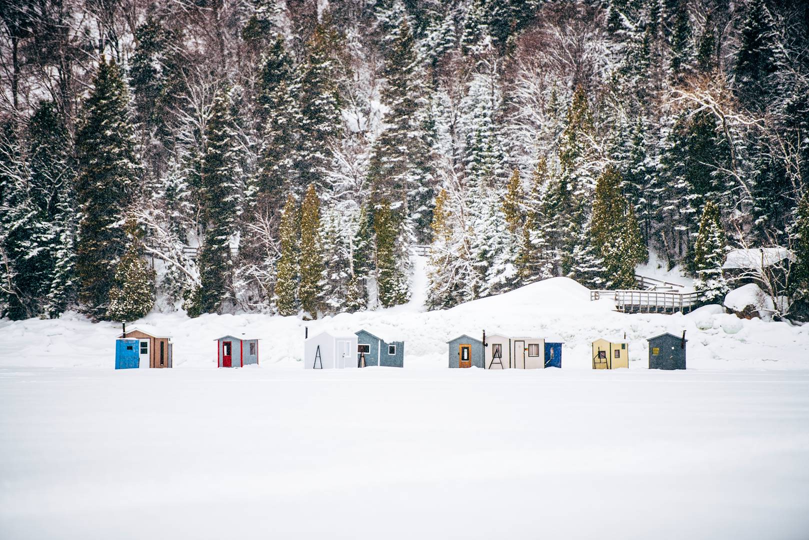 Pêche blanche sur un lac gelé de Saguenay Lac Saint-Jean - Québec - Canada