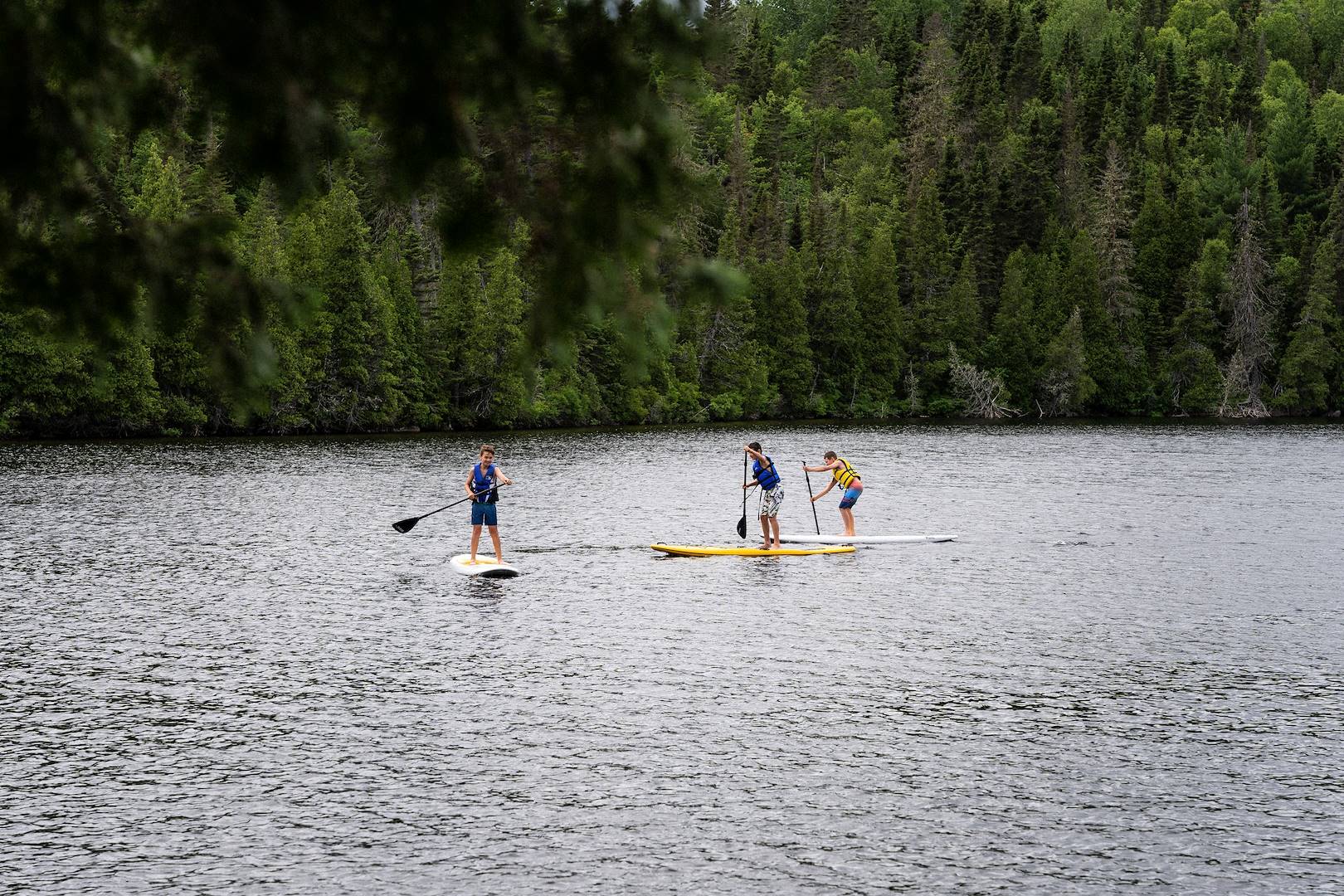 Paddle en famille sur un lac de Charlevoix - Québec - Canada