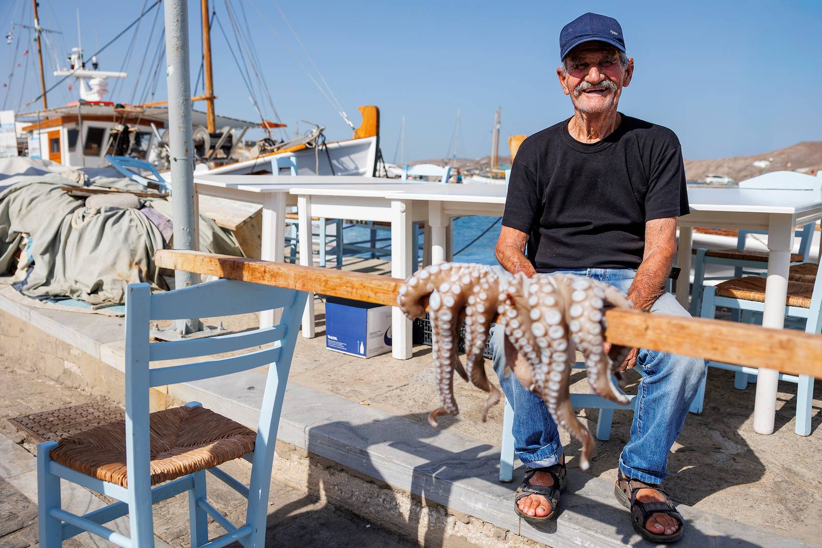Pêcheur dans le port de Rafina - Grèce 
