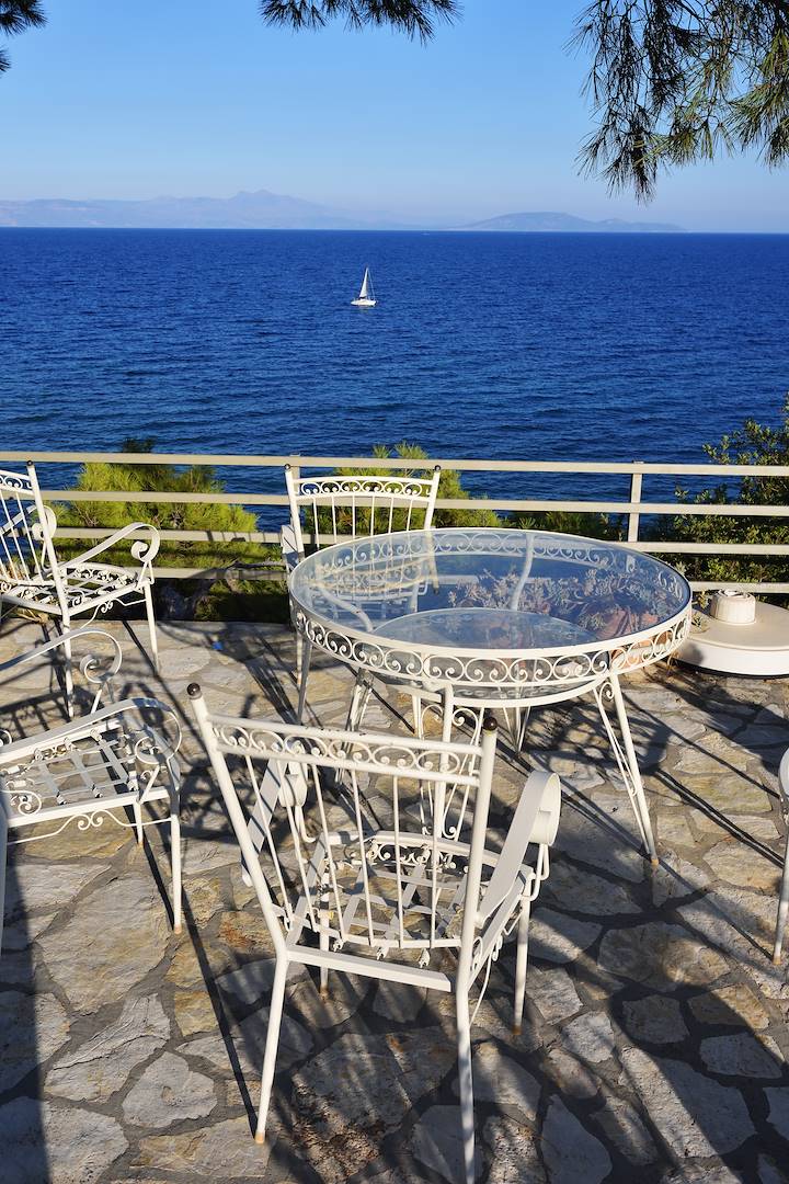 Terrasse au bord de la mer Egée - Grèce