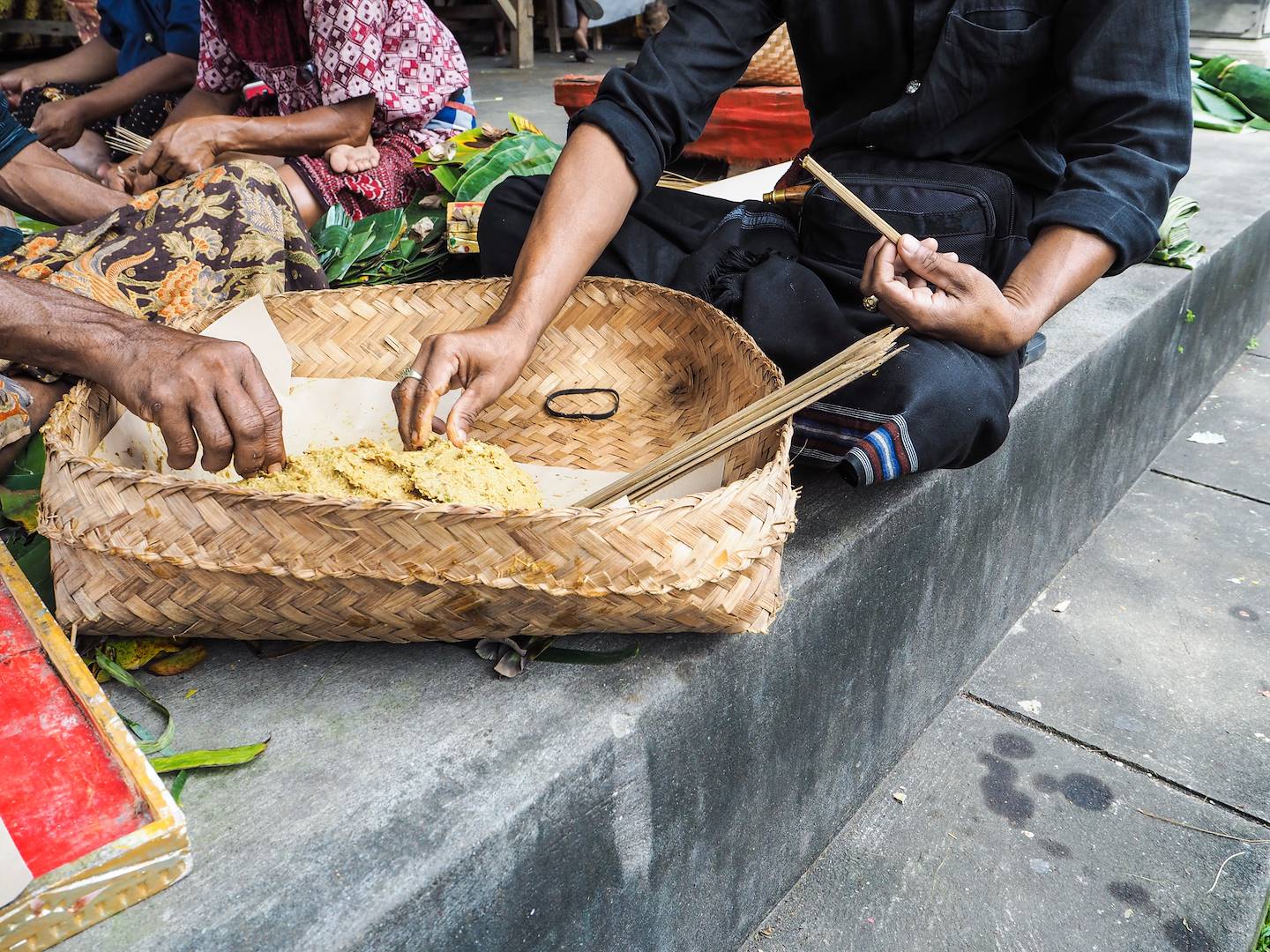 Préparatifs du traditionnel Satay balinais à l'occasion du Nyepi Festival - Ubud - Bali - Indonésie