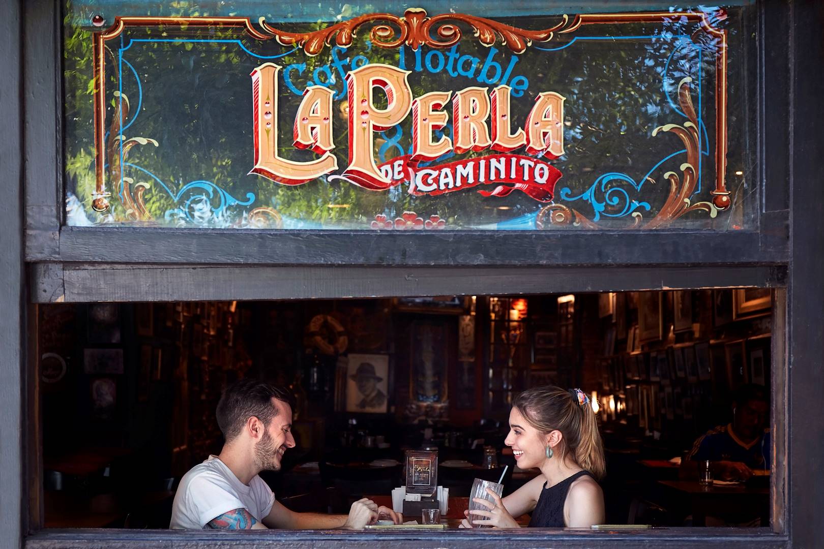 Couple dans un bar du quartier de la Boca - Buenos Aires - Argentine