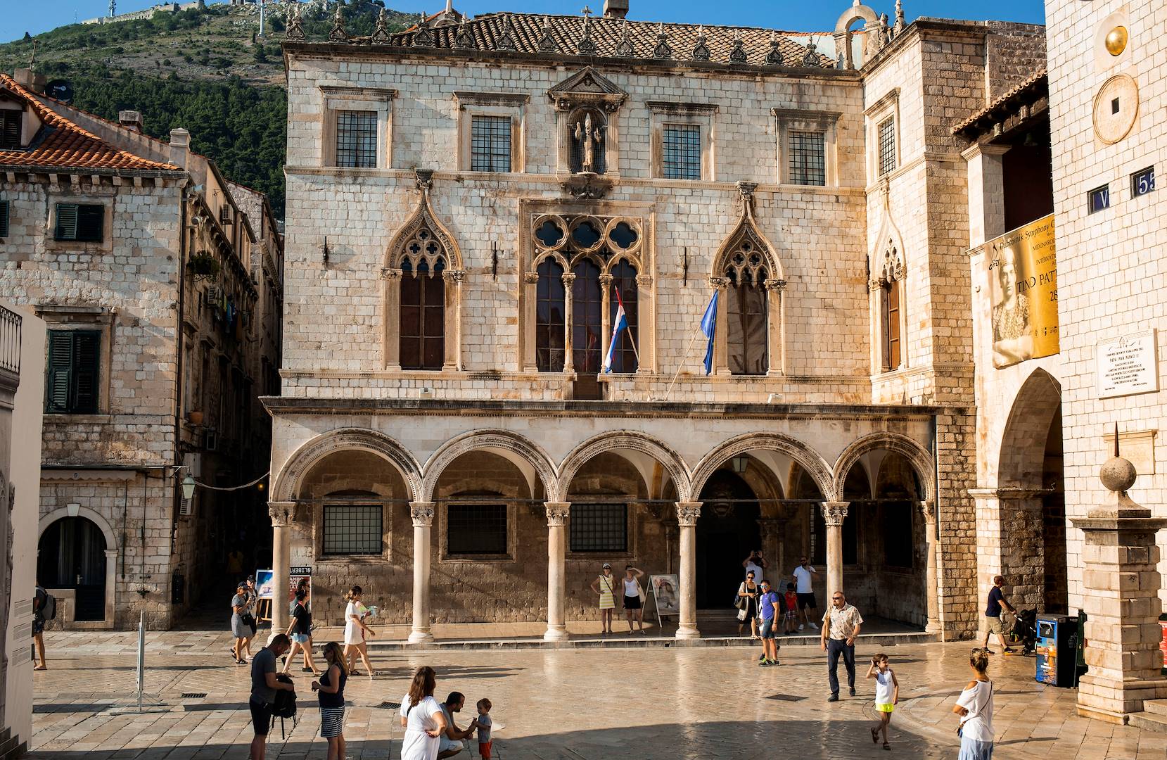 Sur la place Luza à Dubrovnik : Palais Sponza - Croatie