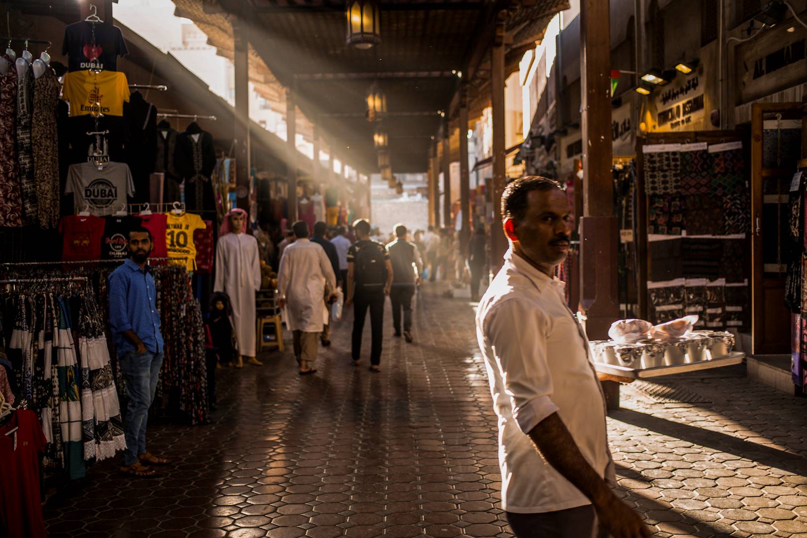 Scène de vie dans une rue commercante - Dubaï - Emirats Arabes Unis