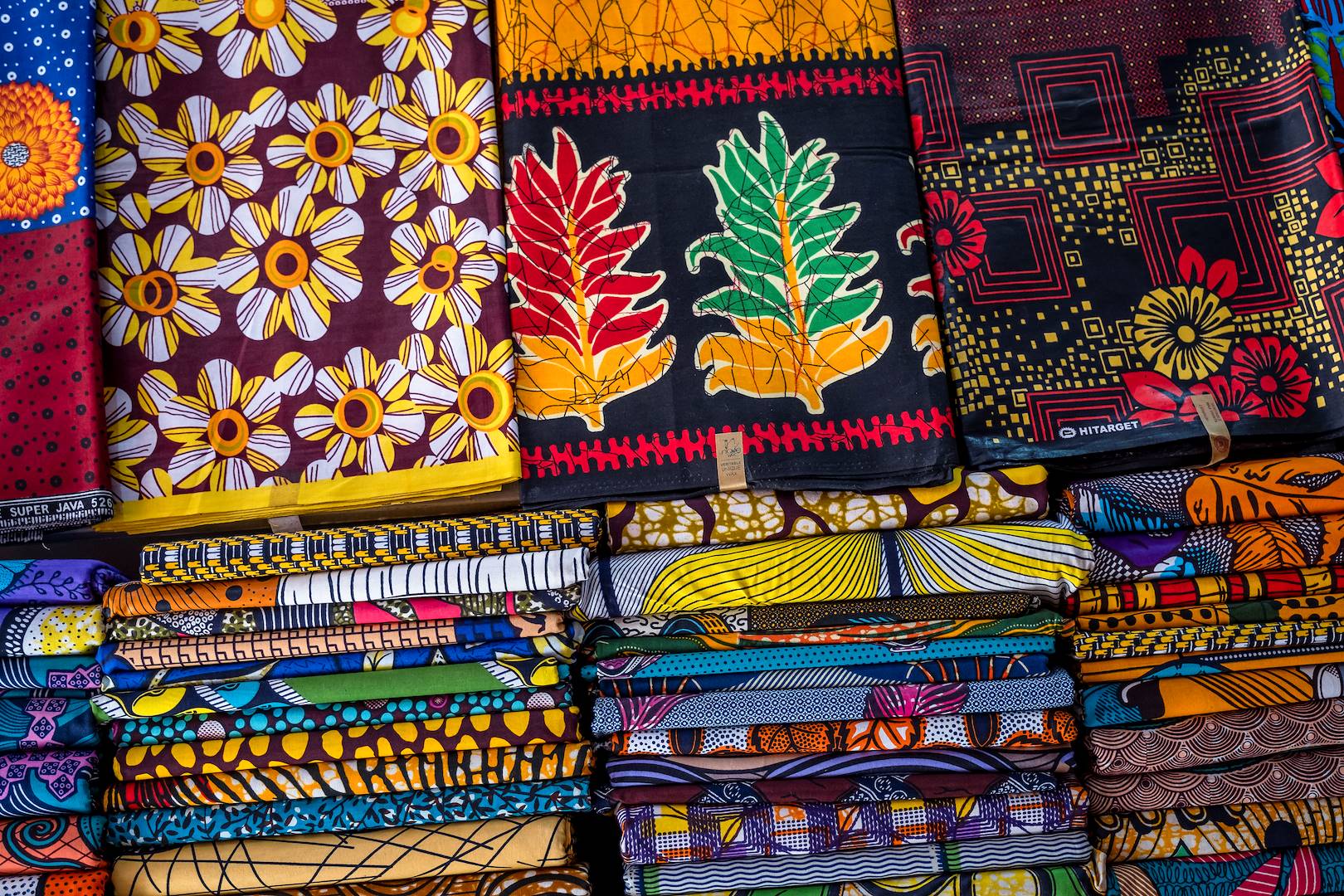 Stand de vêtements au marché de la Médina : détail de tissu traditionnel en wax - Dakar - Sénégal