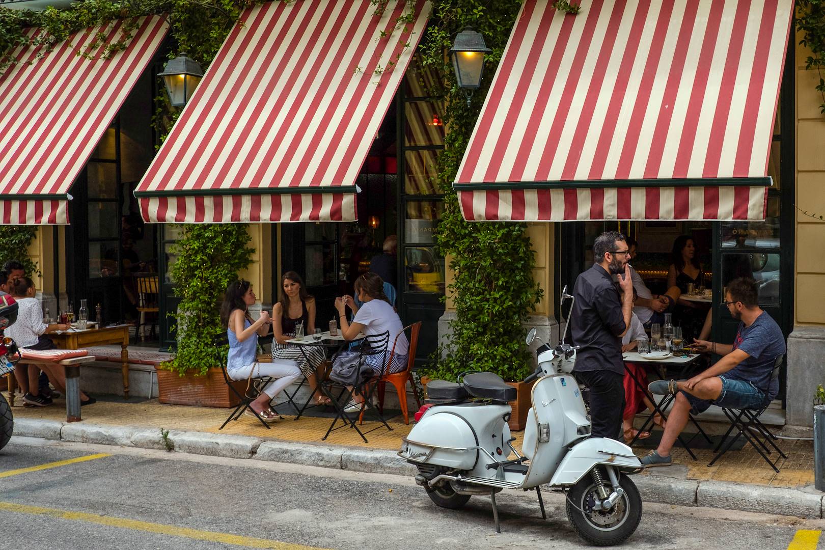 Terrasse de café dans le quartier historique Psyri - Athènes - Grèce
