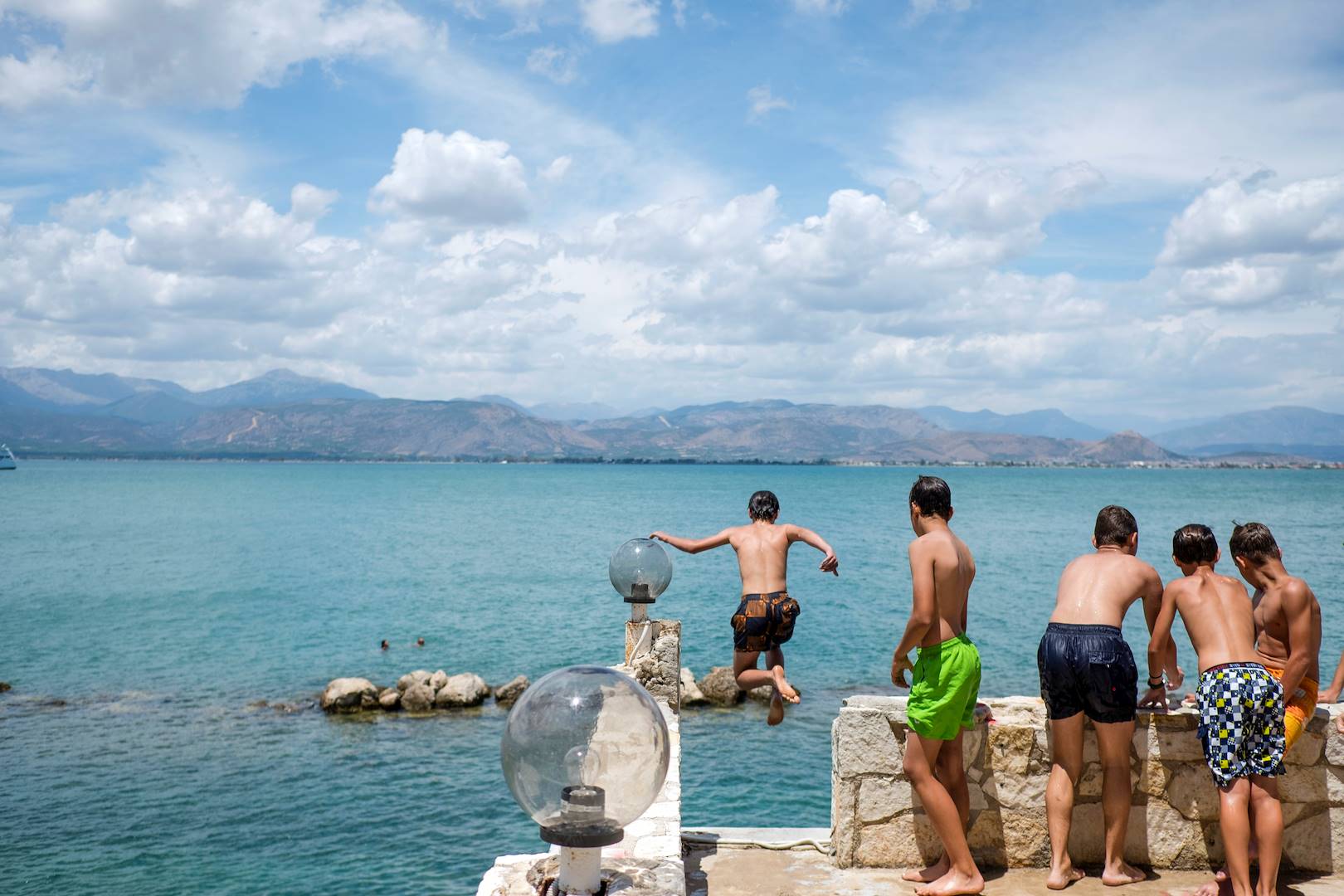 Enfants plongeant dans la mer - Nauplie - Péloponnèse - Grèce