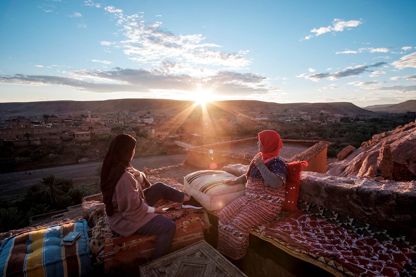 Femmes sur une terrasse du Ksar Aït Benhaddou, au coucher du soleil - Maroc