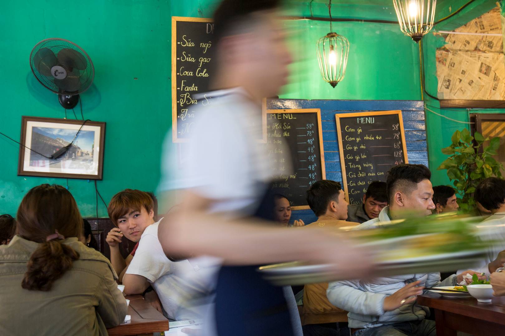 Effervescence dans un restaurant populaire de la ville - Hanoï - Vietnam