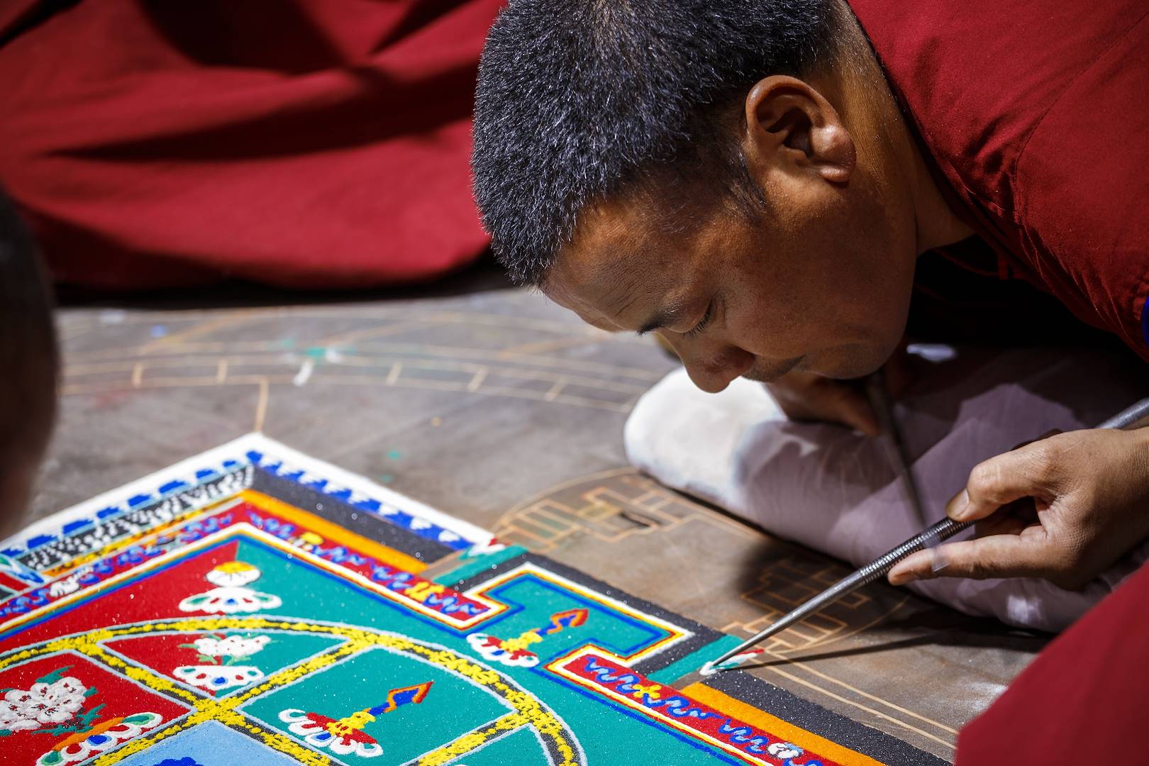 Moine bouddhiste réalisant un mandala dans un monastère - Ladakh - Inde